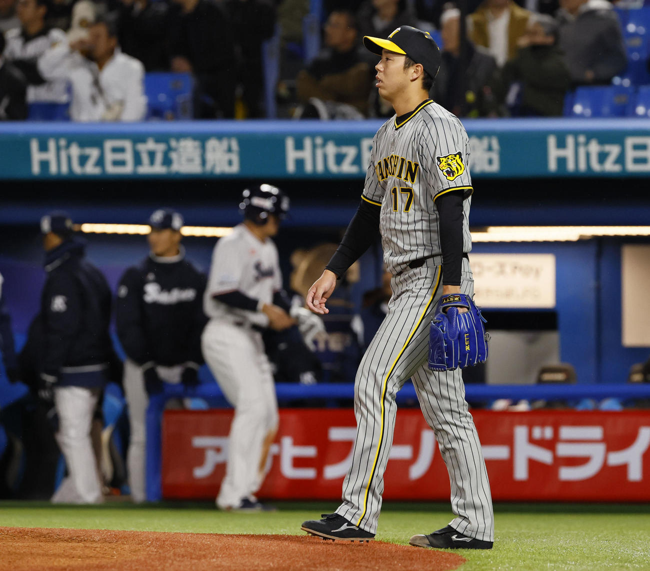 ヤクルト対阪神　2回裏ヤクルト1死二、三塁、中村の中飛で味方失策の間に失点した青柳（撮影・藤尾明華）