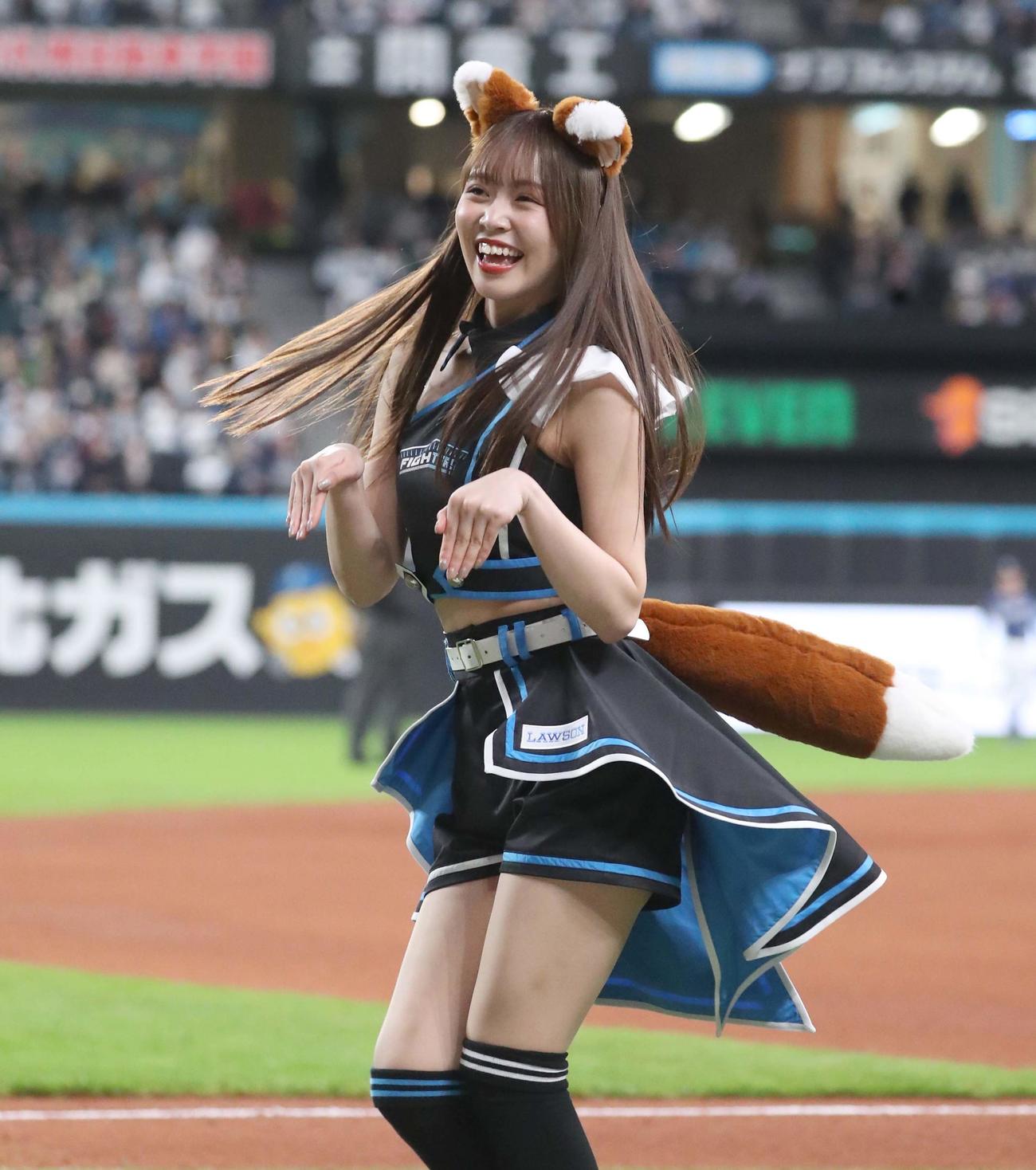 日本ハム対西武　限定衣装で「きつねダンス」を踊るファイターズガール（撮影・黒川智章）
