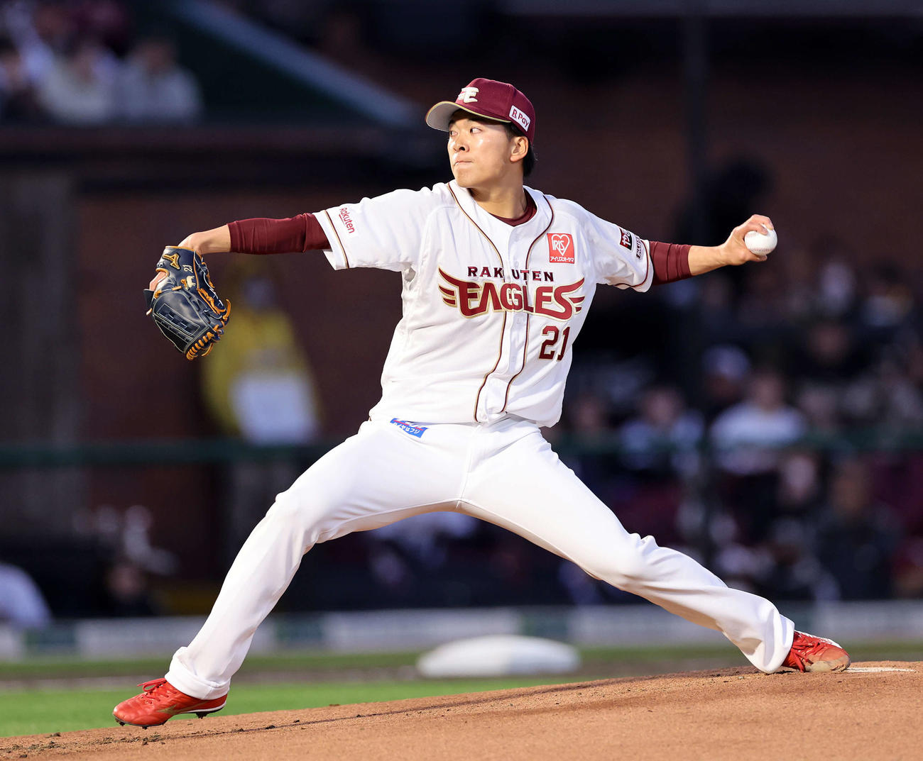 楽天対ソフトバンク　力投する楽天先発の早川（撮影・鈴木正人）