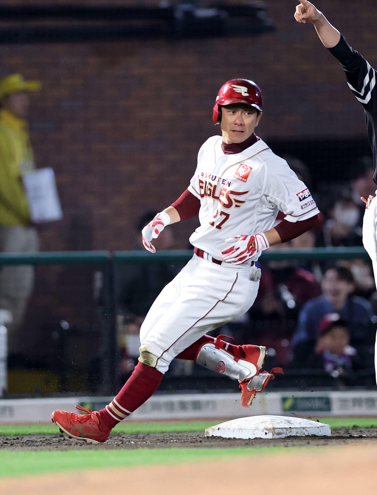 楽天対ソフトバンク　5回裏楽天2死、岡島は右越え三塁打を放つ（撮影・鈴木正人）
