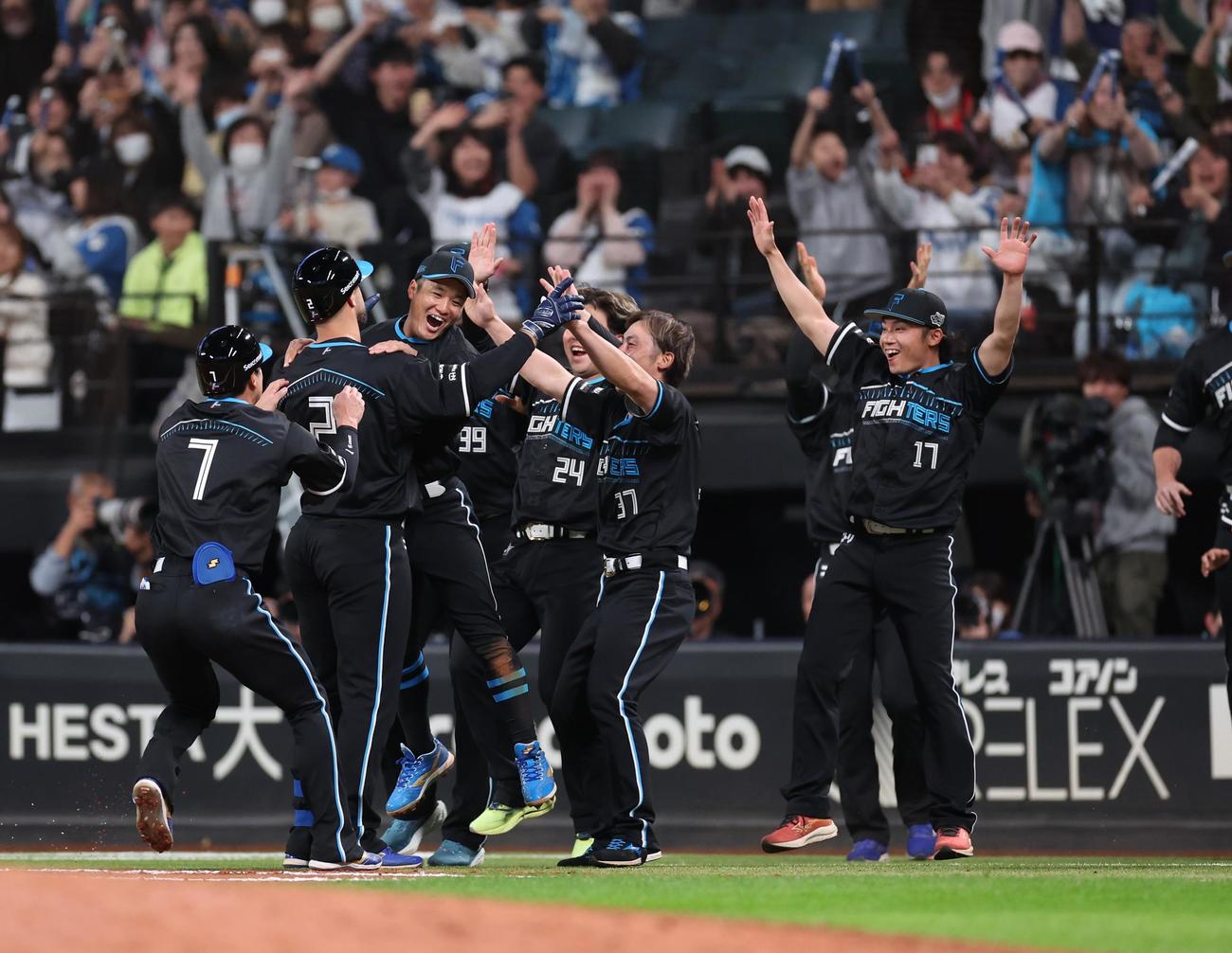 日本ハム対西武　12回裏、サヨナラ犠飛を放ったマルティネス（左から2人目）に抱きつくナイン（撮影・黒川智章）