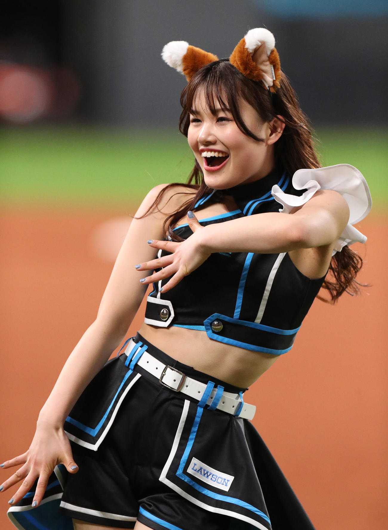 日本ハム対西武　延長12回、限定コスチュームで「きつねダンス」を踊るファイターズガールの鈴木志織（撮影・佐藤翔太）