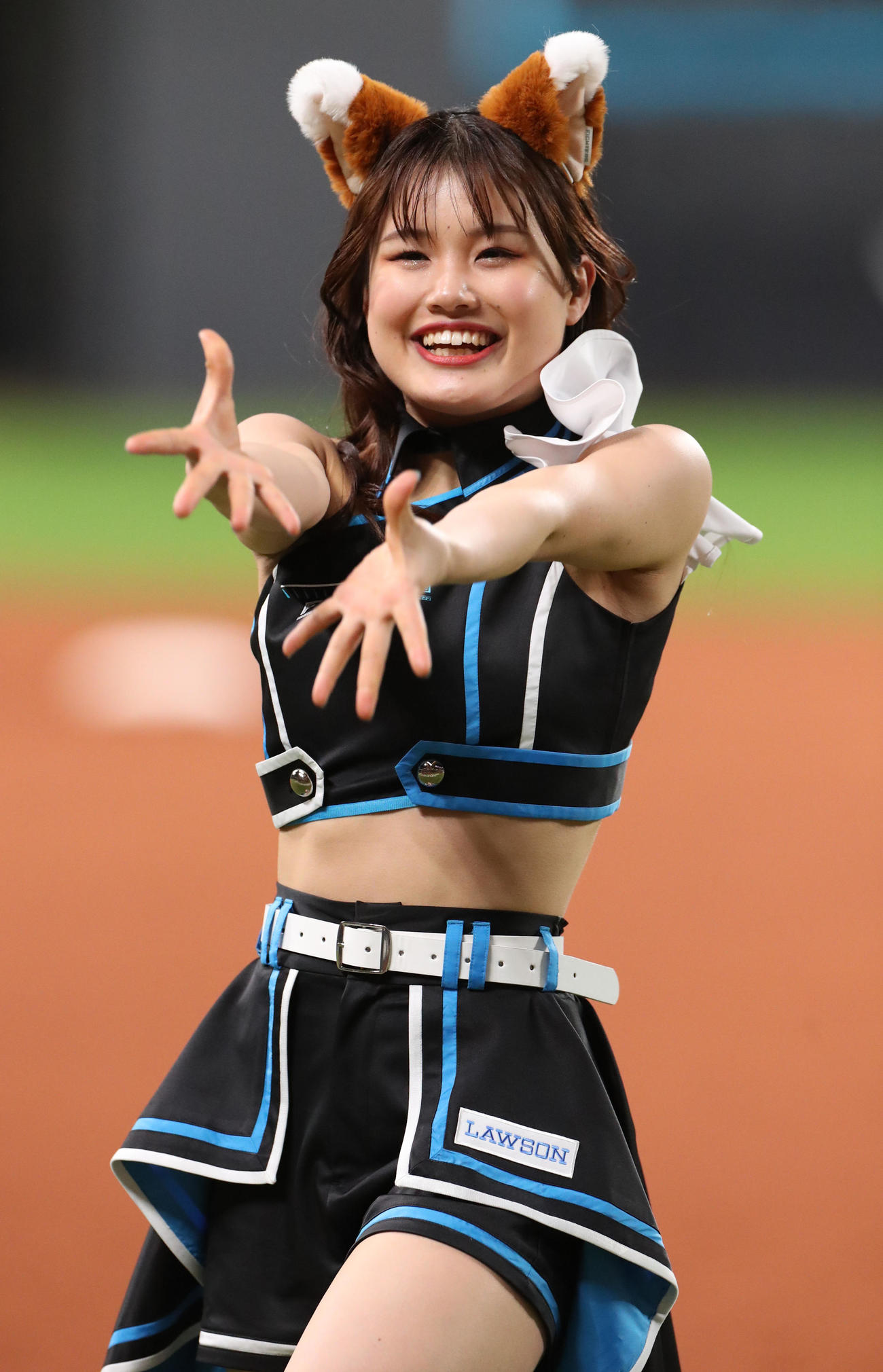 日本ハム対西武　延長12回、限定コスチュームで「きつねダンス」を踊るファイターズガールの鈴木志織（撮影・佐藤翔太）