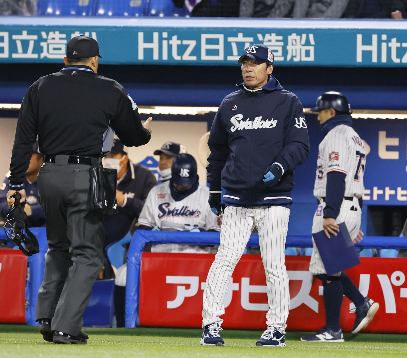 ヤクルト対阪神　9回表阪神1死満塁、投手交代を告げる高津監督（撮影・藤尾明華）