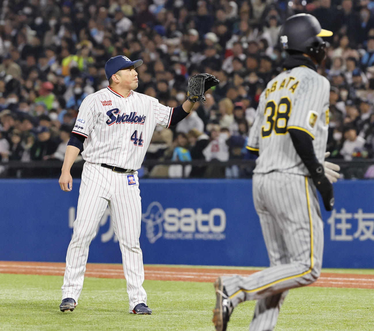 ヤクルト対阪神　9回表阪神1死満塁、中野に押し出しの四球を与えた大西（撮影・藤尾明華）