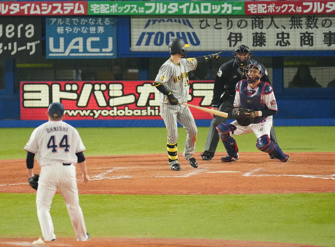ヤクルト対阪神　9回表阪神1死満塁、押し出しの四球を選び指さす中野。投手大西（撮影・垰建太）