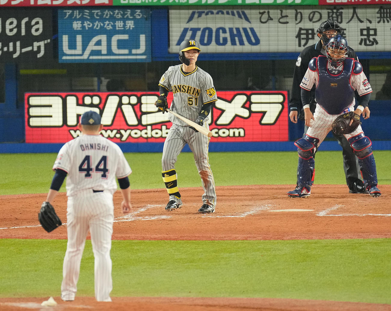 ヤクルト対阪神　9回表阪神1死満塁、押し出しの四球を選ぶ中野。投手大西（撮影・垰建太）