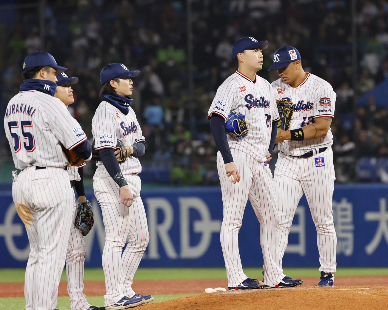 ヤクルト対阪神　9回表阪神1死満塁、降板する星（右から2人目）（撮影・藤尾明華）