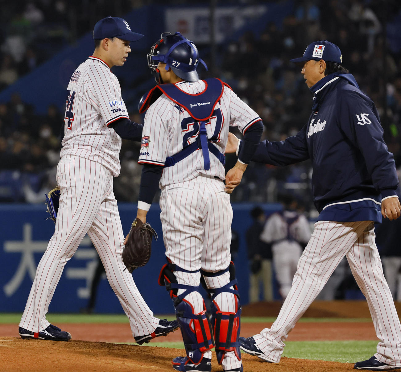 ヤクルト対阪神　9回表阪神1死満塁、降板する星（左）（撮影・藤尾明華）