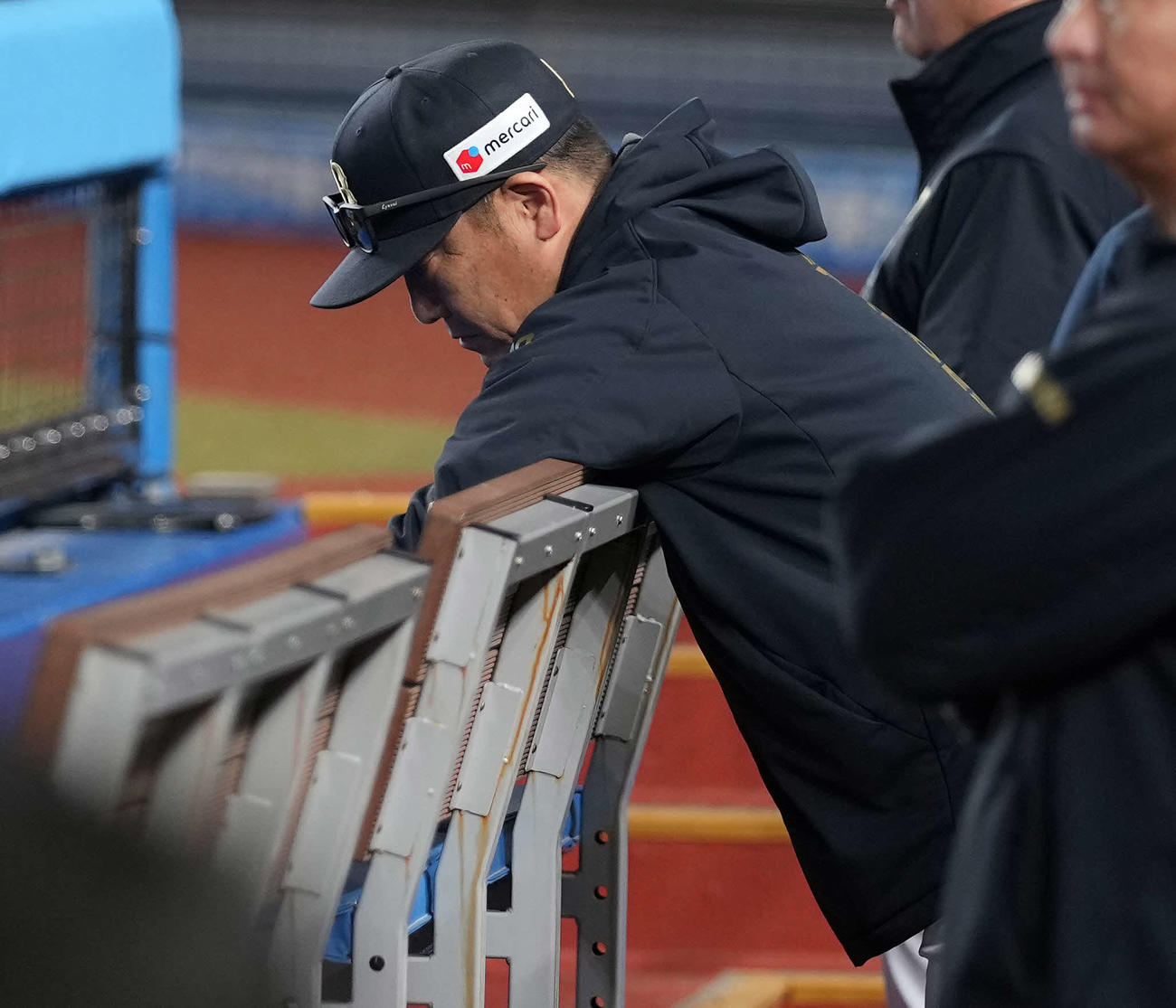ロッテ対オリックス　ベンチでうつむくオリックス中嶋監督（撮影・鈴木みどり）