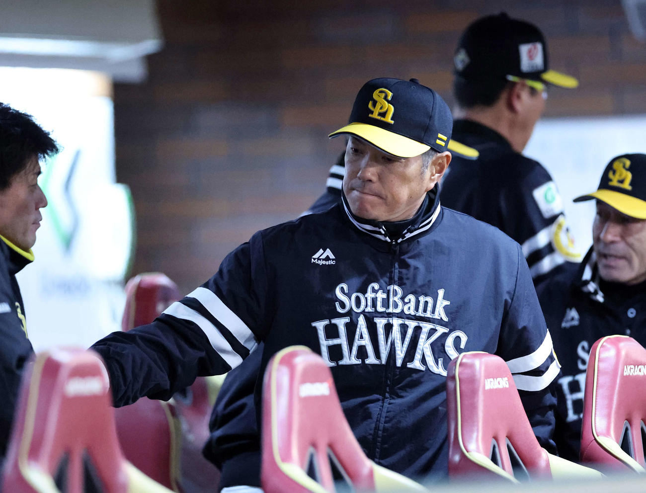 楽天対ソフトバンク　勝利し関係者と握手するソフトバンク小久保監督（撮影・鈴木正人）