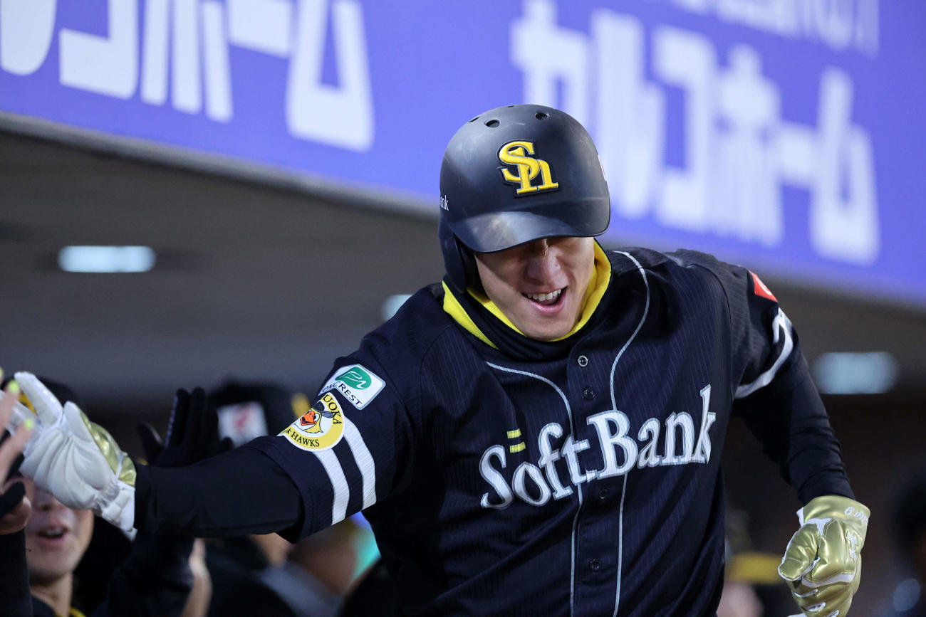 楽天対ソフトバンク　6回表ソフトバンク2死一塁、山川の左越え適時二塁打で柳田が生還しベンチ前で喜ぶ（撮影・鈴木正人）