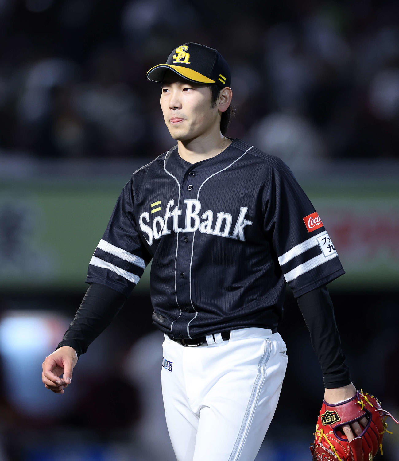楽天対ソフトバンク　5回表、楽天の攻撃を抑えベンチに引き揚げるソフトバンク石川（撮影・鈴木正人）