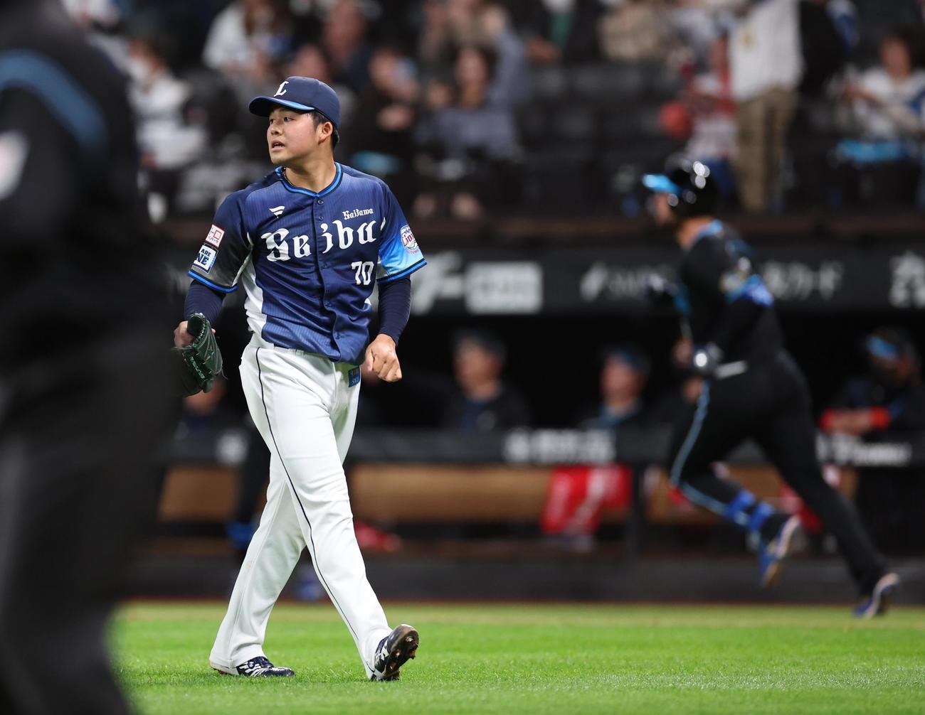 日本ハム対西武　12回裏、マルティネスにサヨナラ犠飛を浴び引き揚げる豆田（撮影・黒川智章）