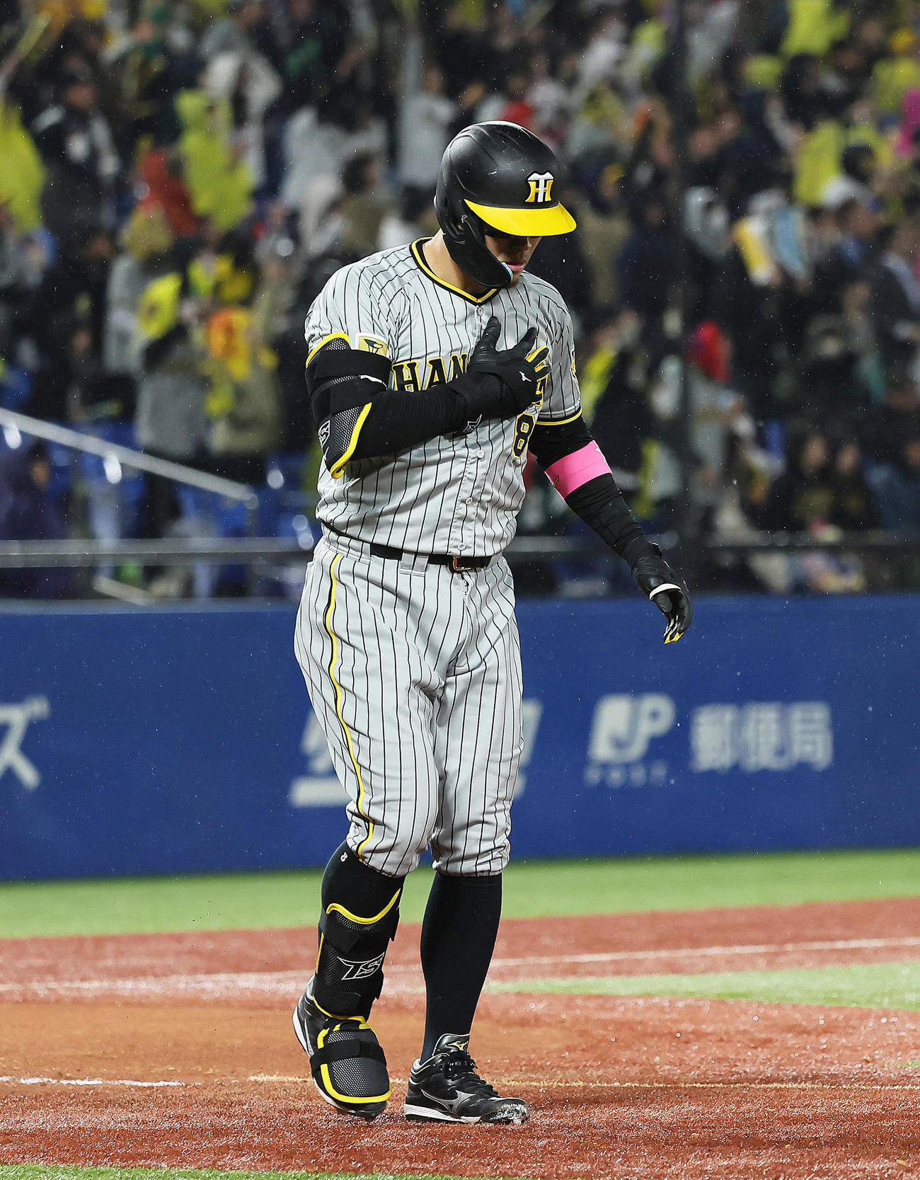 ヤクルト対阪神　10回表阪神1死、佐藤輝は右中間へ本塁打を放ち胸をたたく（撮影・足立雅史）