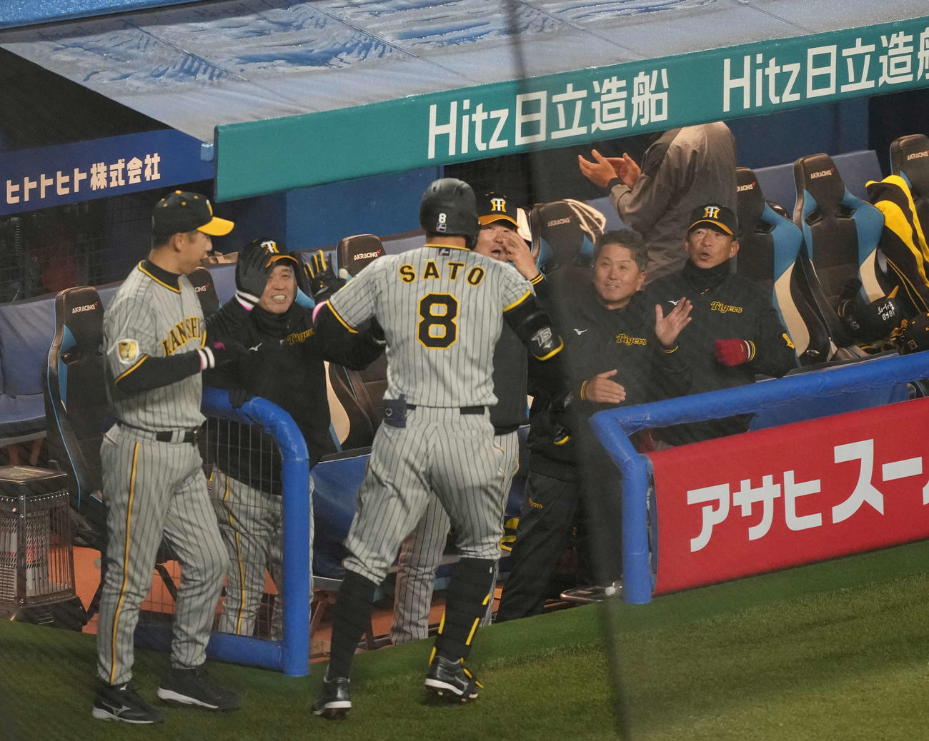 ヤクルト対阪神　10回表阪神無死、中越え本塁打を放った佐藤輝を出迎える岡田監督（左から2人目）（撮影・井上学）