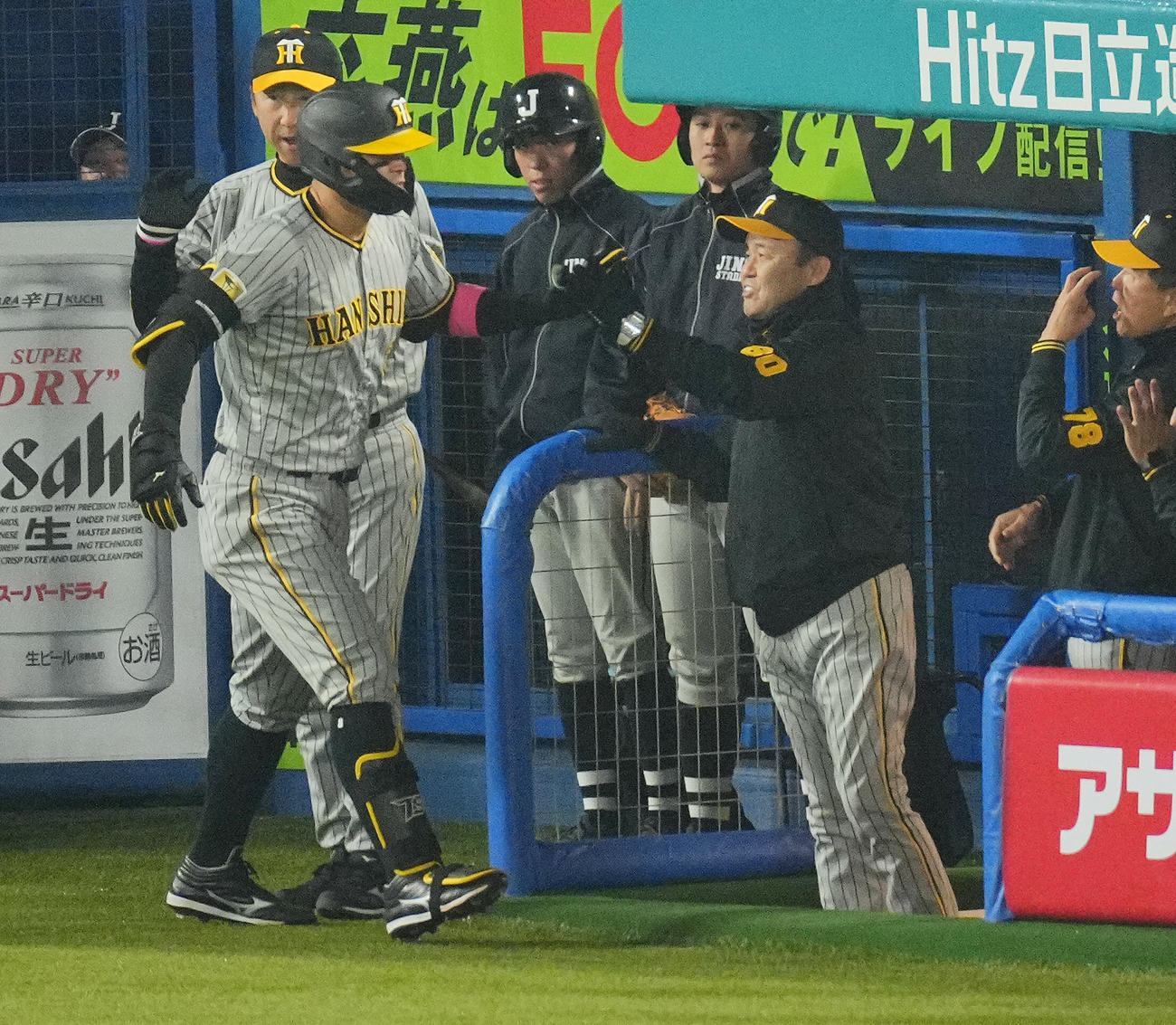 ヤクルト対阪神　10回表阪神1死、ソロ本塁打を放った佐藤輝（左）を出迎える岡田監督（撮影・垰建太）