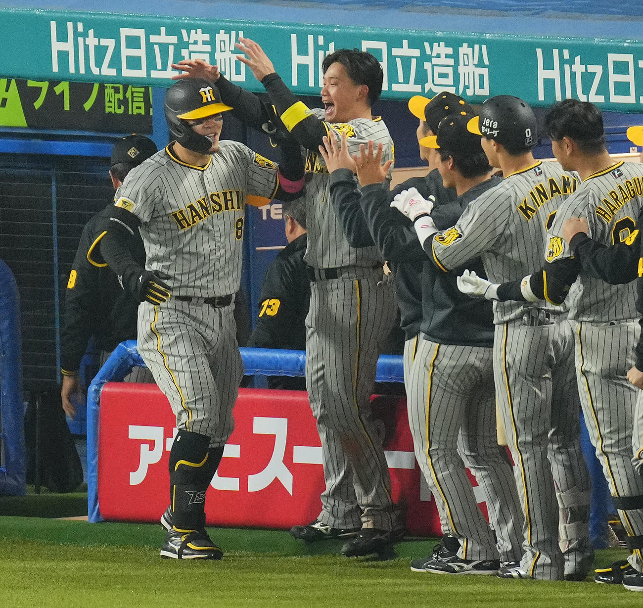 ヤクルト対阪神　10回表阪神1死、ソロ本塁打を放った佐藤輝（左）を出迎える森下（同2人目）らナイン（撮影・垰建太）
