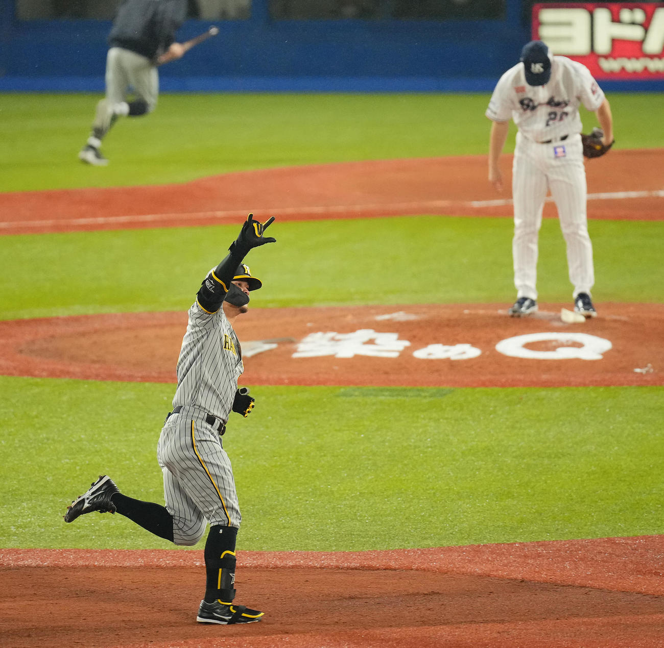 ヤクルト対阪神　10回表阪神1死、ソロ本塁打を放った佐藤輝は左翼にポーズを決めながら走る（撮影・垰建太）