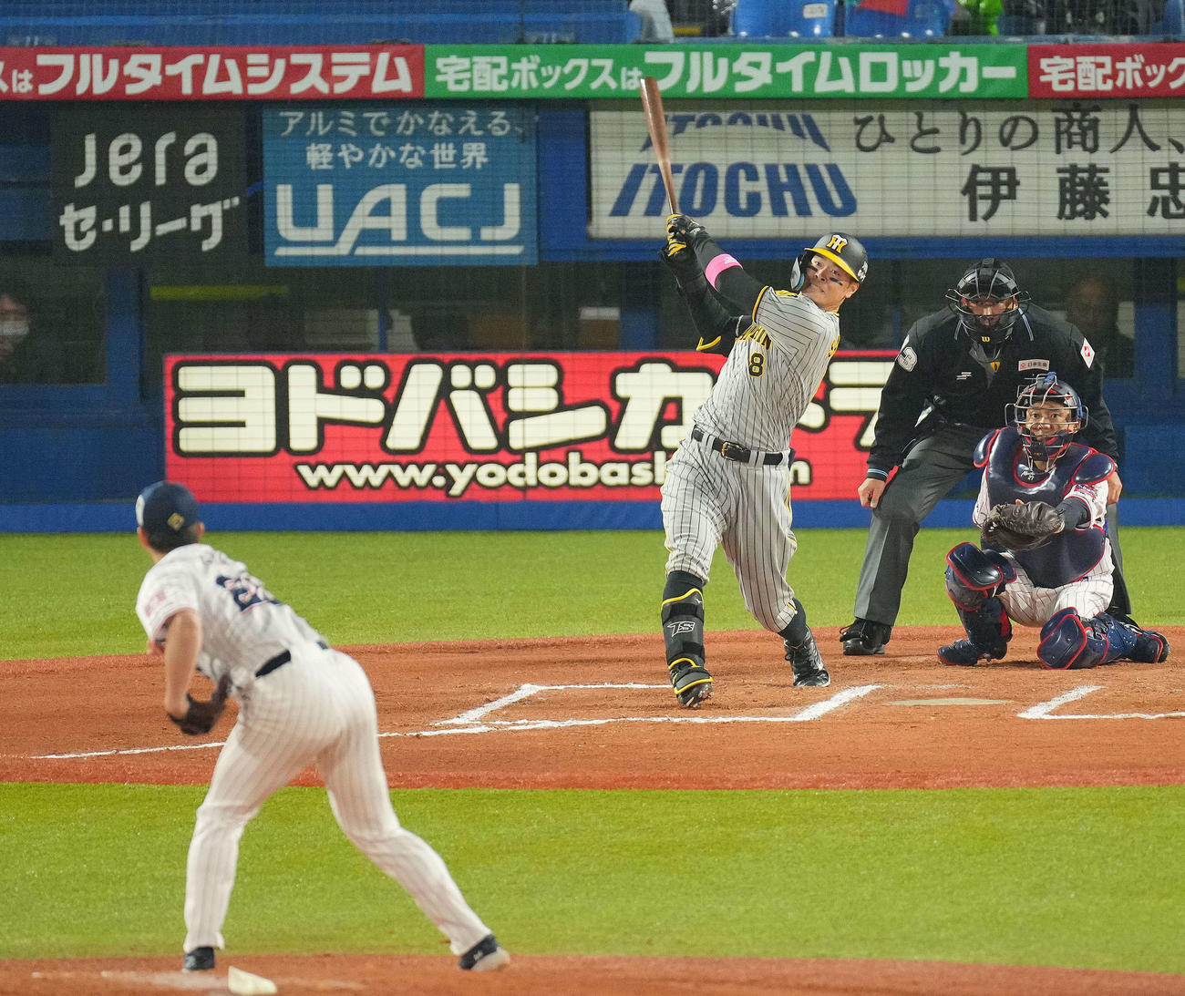 ヤクルト対阪神　10回表阪神1死、ソロ本塁打を放つ佐藤輝。投手木沢（撮影・垰建太）