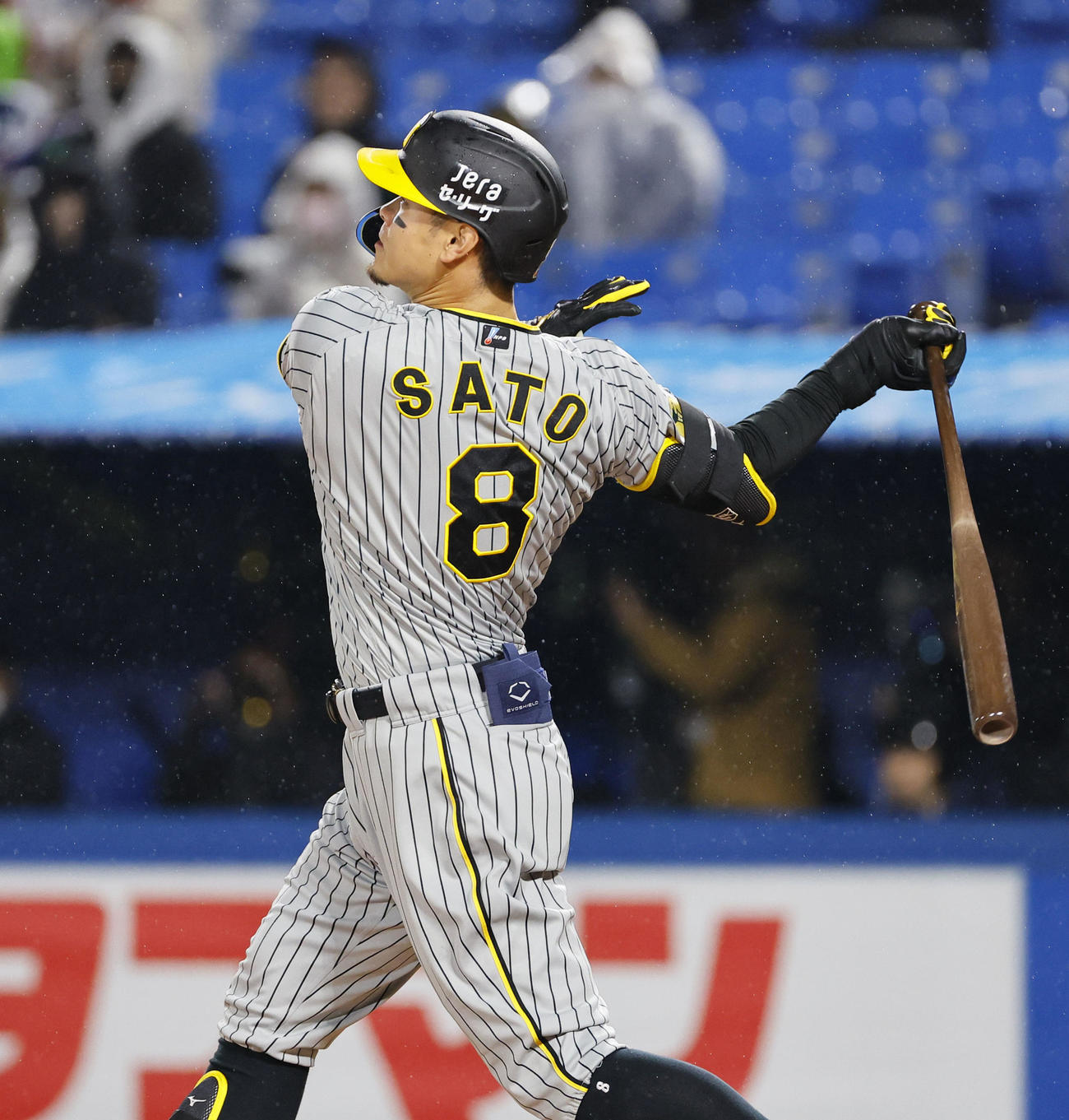 ヤクルト対阪神　10回表阪神1死、佐藤輝明は右中間に勝ち越し本塁打を放つ（撮影・藤尾明華）