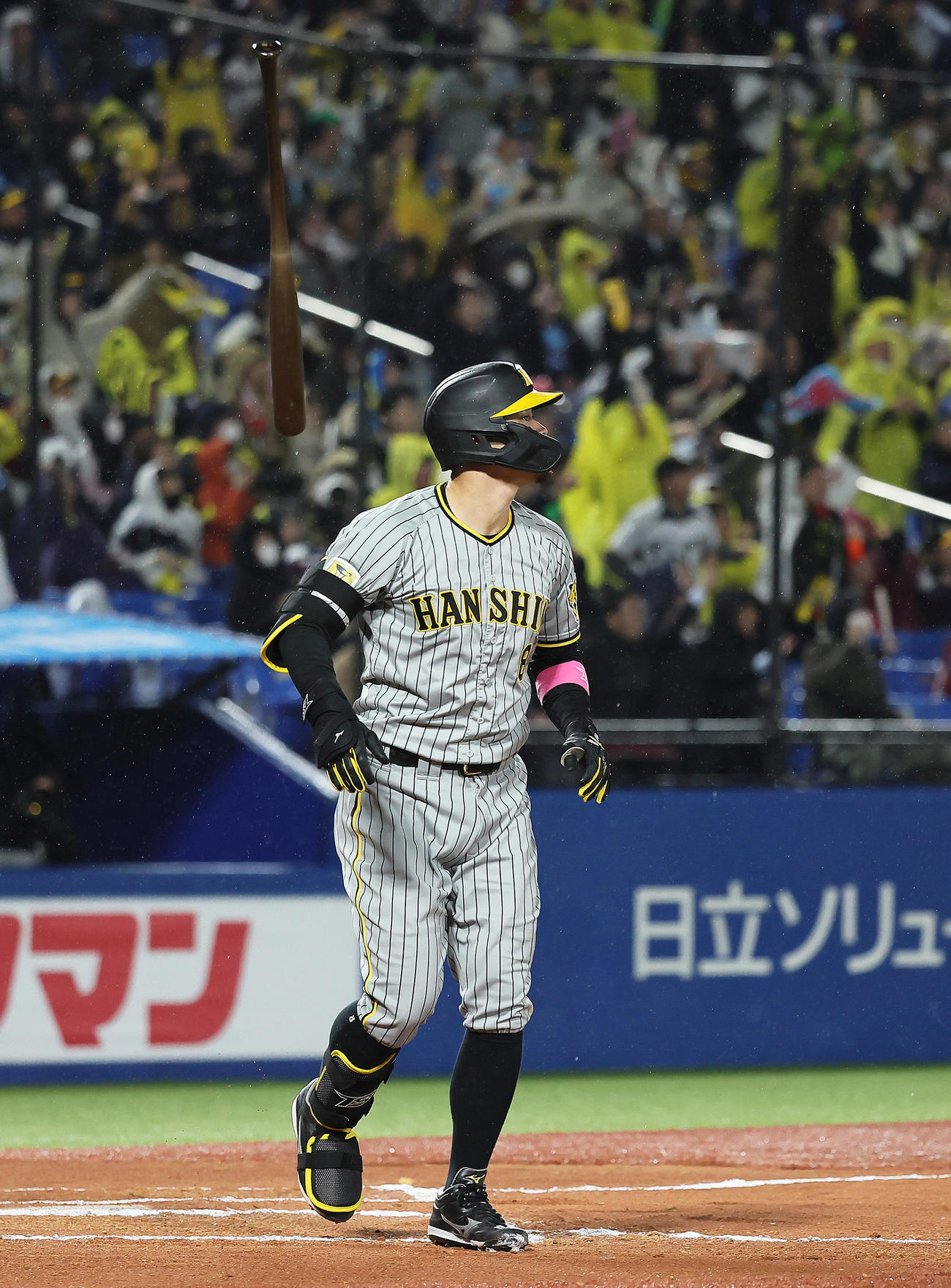 ヤクルト対阪神　10回表阪神1死、佐藤輝は右中間へ本塁打を放つ（撮影・足立雅史）