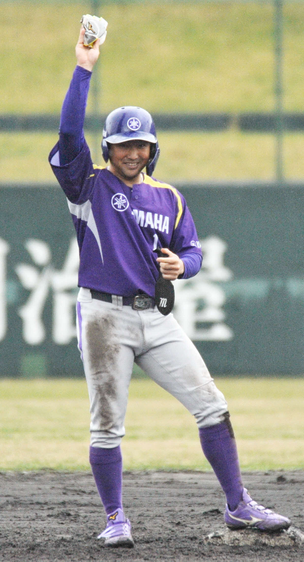 5回に先制適時二塁打を放ちガッツポーズするヤマハ矢幡（撮影・山口昌久）