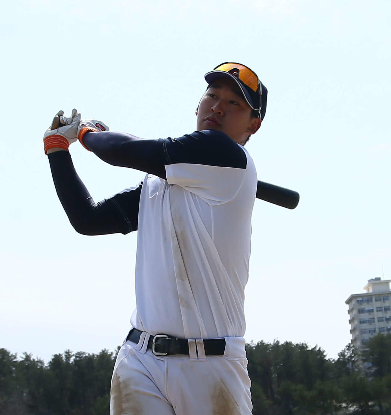 3日、素振りする新潟大・田西