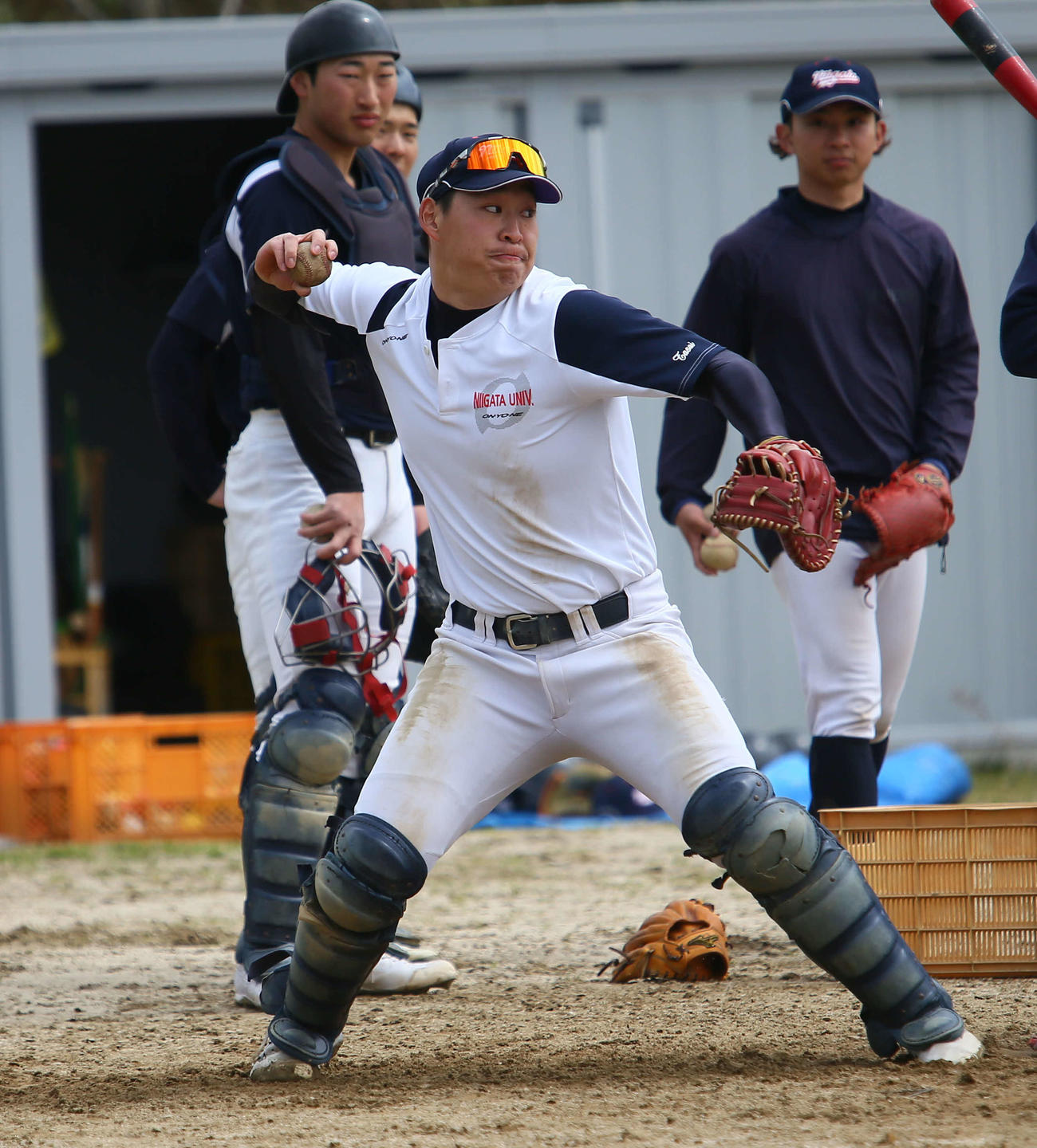 3月30日、守備練習で二塁に送球する新潟大・田西