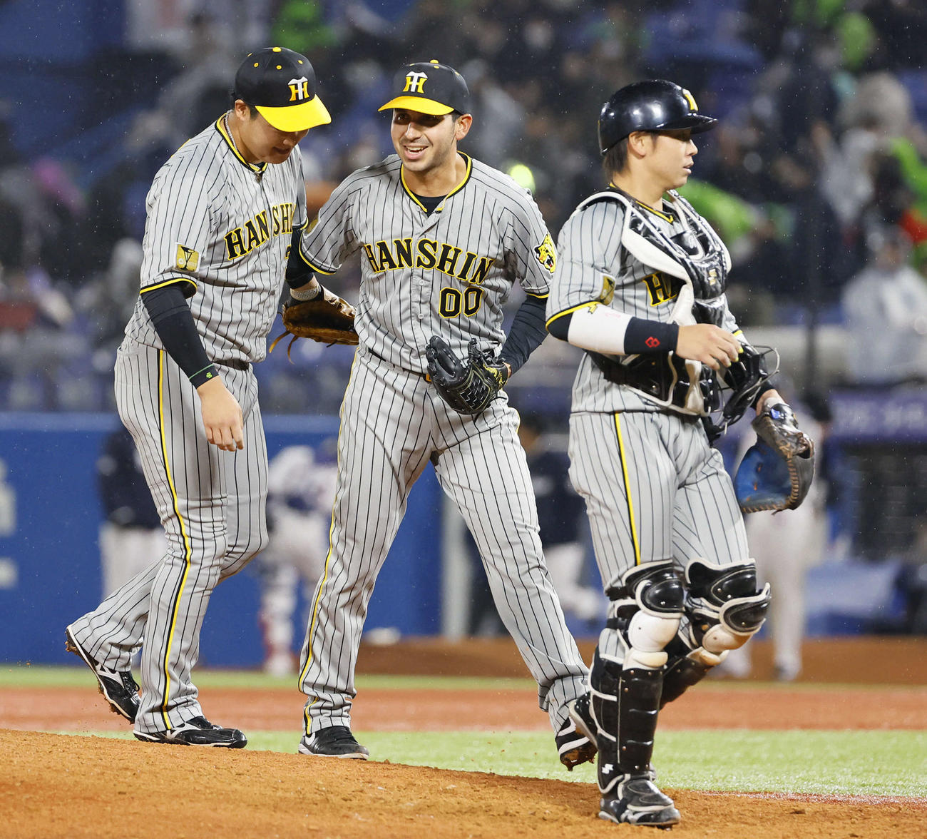 ヤクルト対阪神　ヤクルトに勝利し、大山（左）と喜ぶ阪神ゲラ（中央）（撮影・藤尾明華）