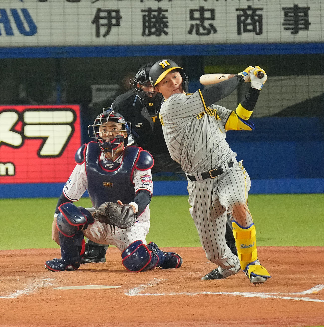 ヤクルト対阪神　9回表阪神1死満塁、左に適時打を放つ森下。投手大西（撮影・垰建太）