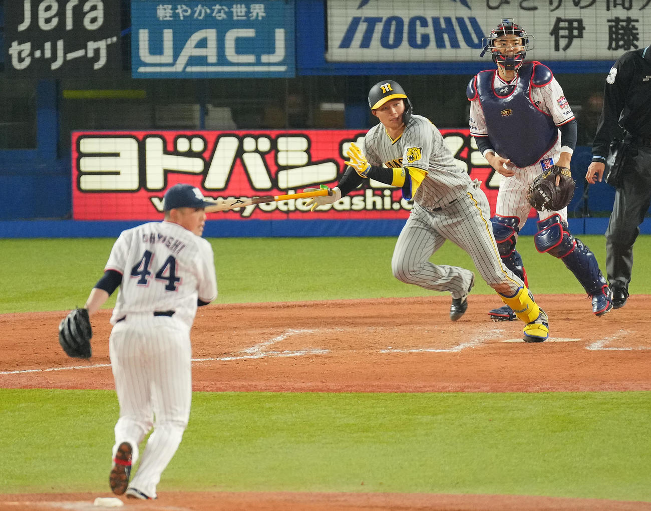 ヤクルト対阪神　9回表阪神1死満塁、左に適時打を放つ森下。投手大西（撮影・垰建太）