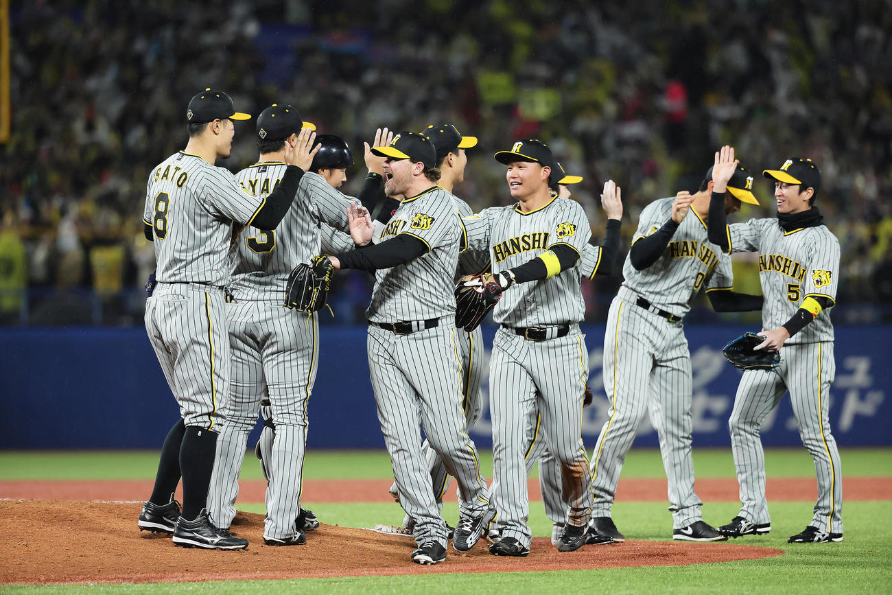 ヤクルト対阪神　ヤクルトに勝利し、タッチを交わす阪神森下（右から3人目）ら（撮影・足立雅史）