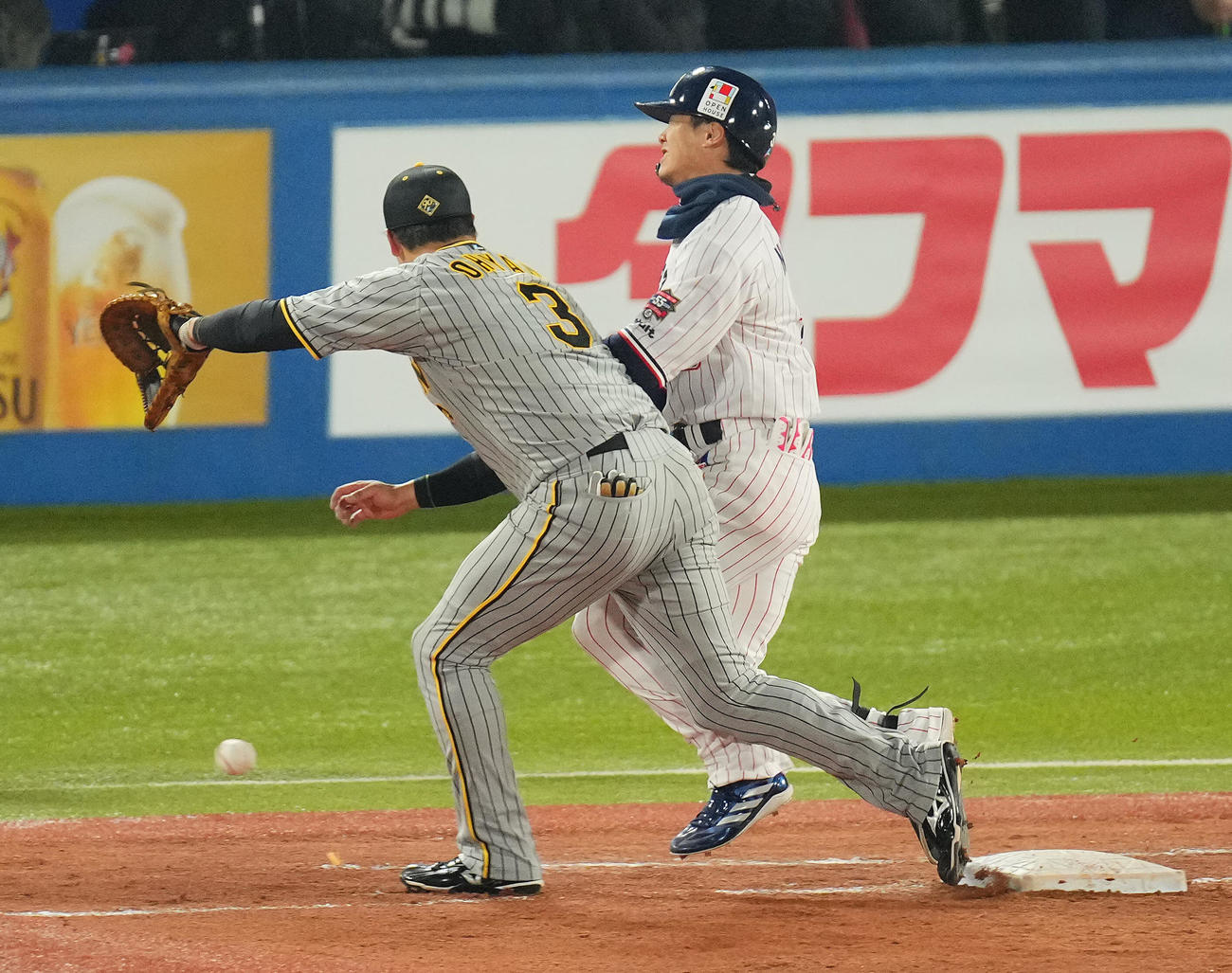 ヤクルト対阪神　5回裏ヤクルト無死、一塁上で工作する西川（右）と一塁手大山（撮影・垰建太）