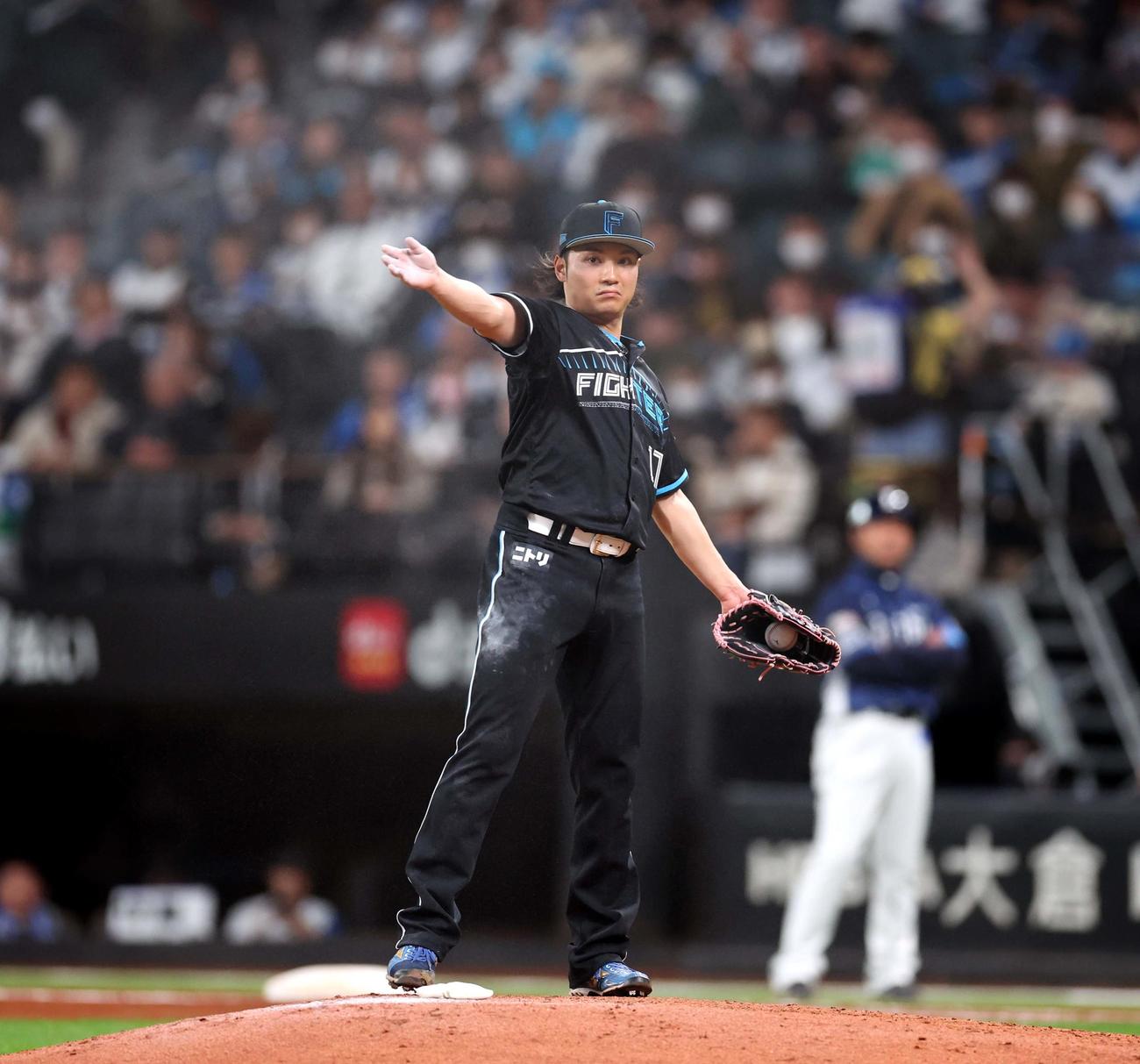 日本ハム対西武　4回表、ロジンの粉をはらう伊藤（撮影・黒川智章）