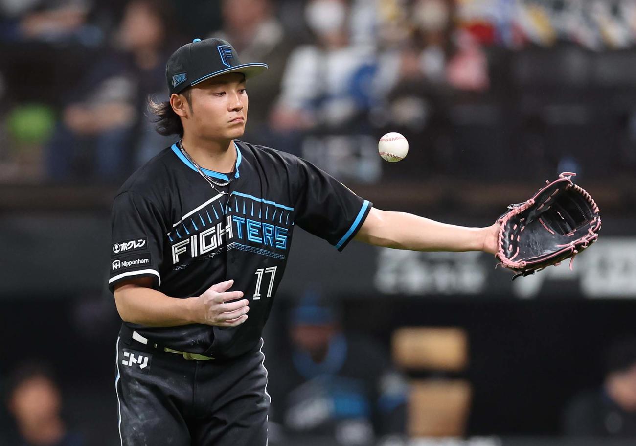 日本ハム対西武　2回表、失点し渋い表情の伊藤（撮影・黒川智章）