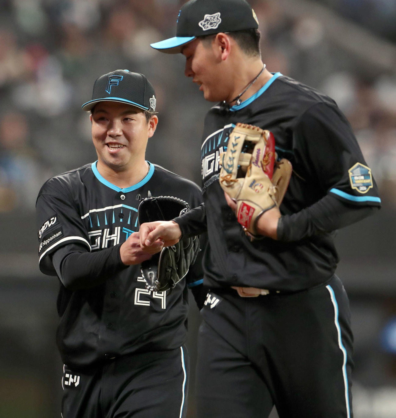 日本ハム対西武　8回表を無失点に抑え笑顔でベンチに戻る金村（撮影・佐藤翔太）