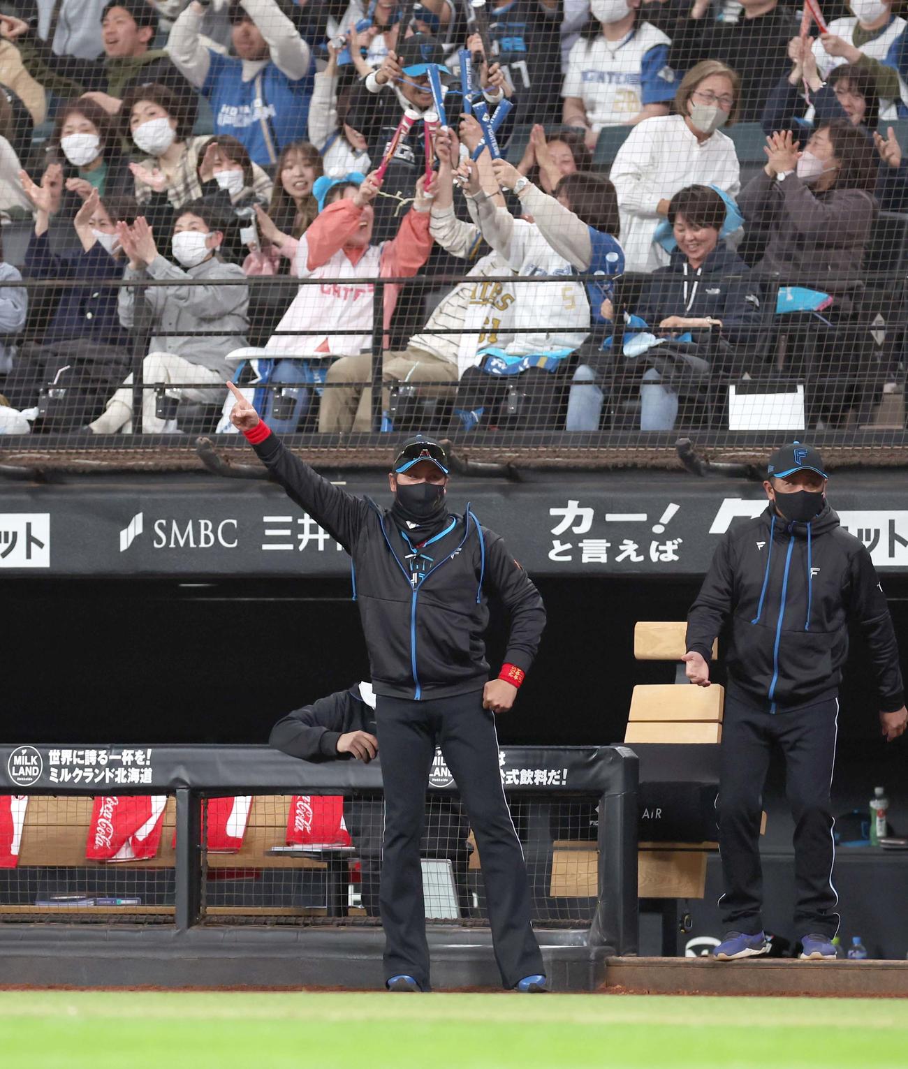 日本ハム対西武　7回裏、同点に追い付きベンチを飛び出し喜ぶ新庄監督（撮影・黒川智章）