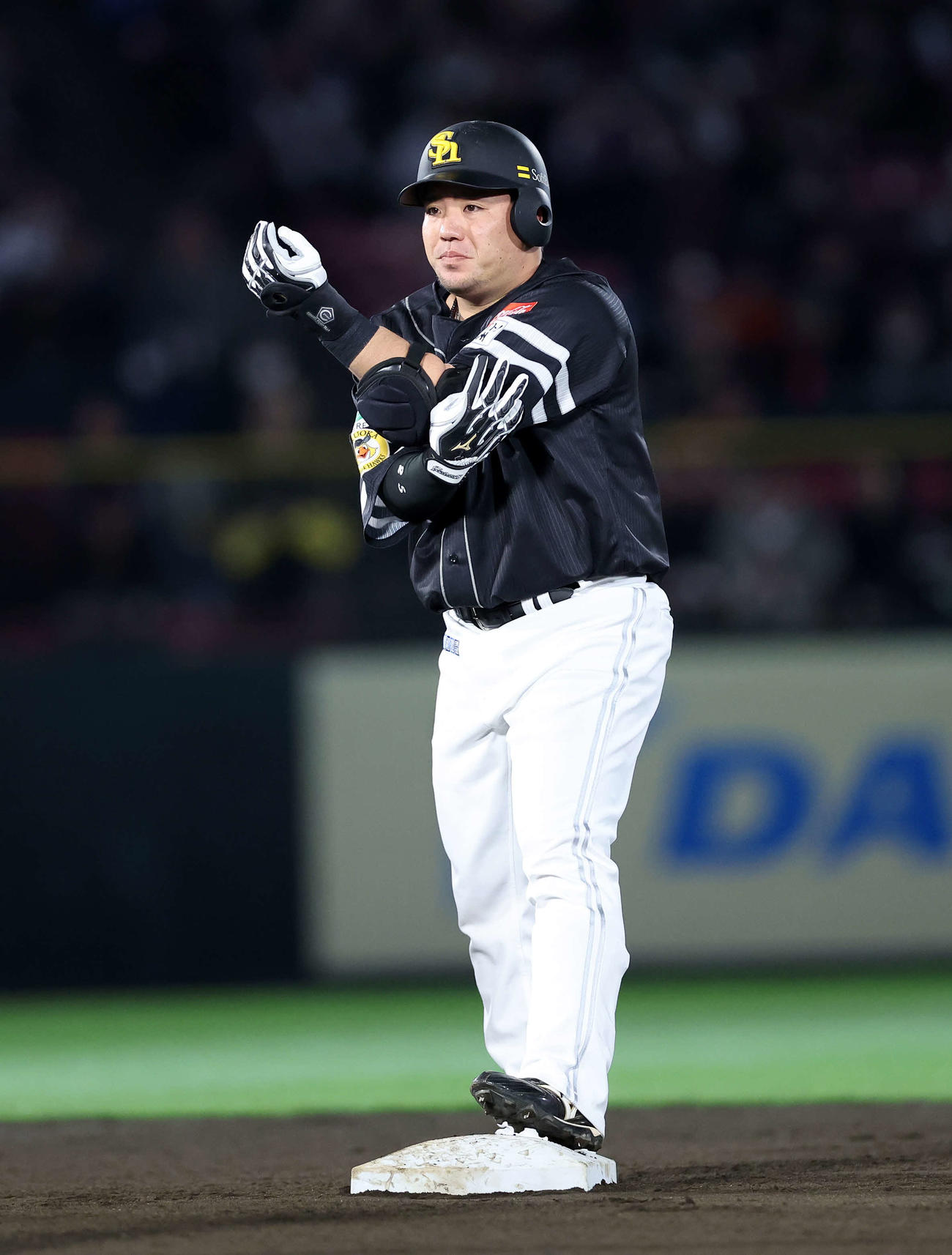 楽天対ソフトバンク　6回表ソフトバンク2死一塁、山川は左越え適時二塁打を放つ（撮影・鈴木正人）