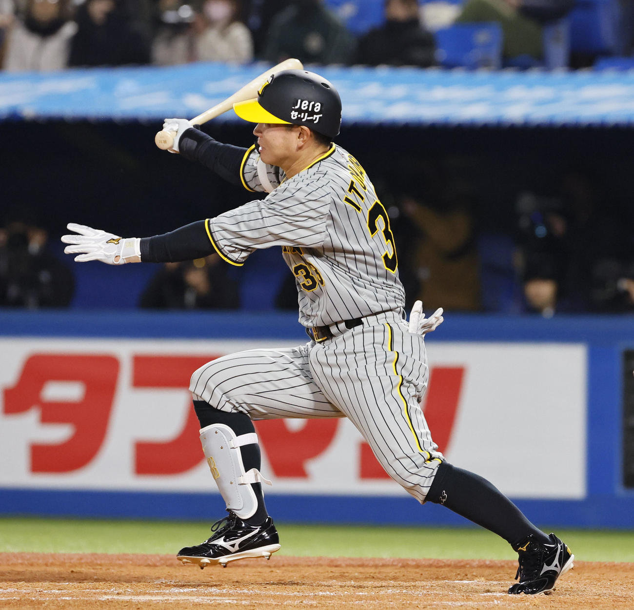 ヤクルト対阪神　9回表阪神1死一塁、代打糸原は右前打を放つ（撮影・藤尾明華）