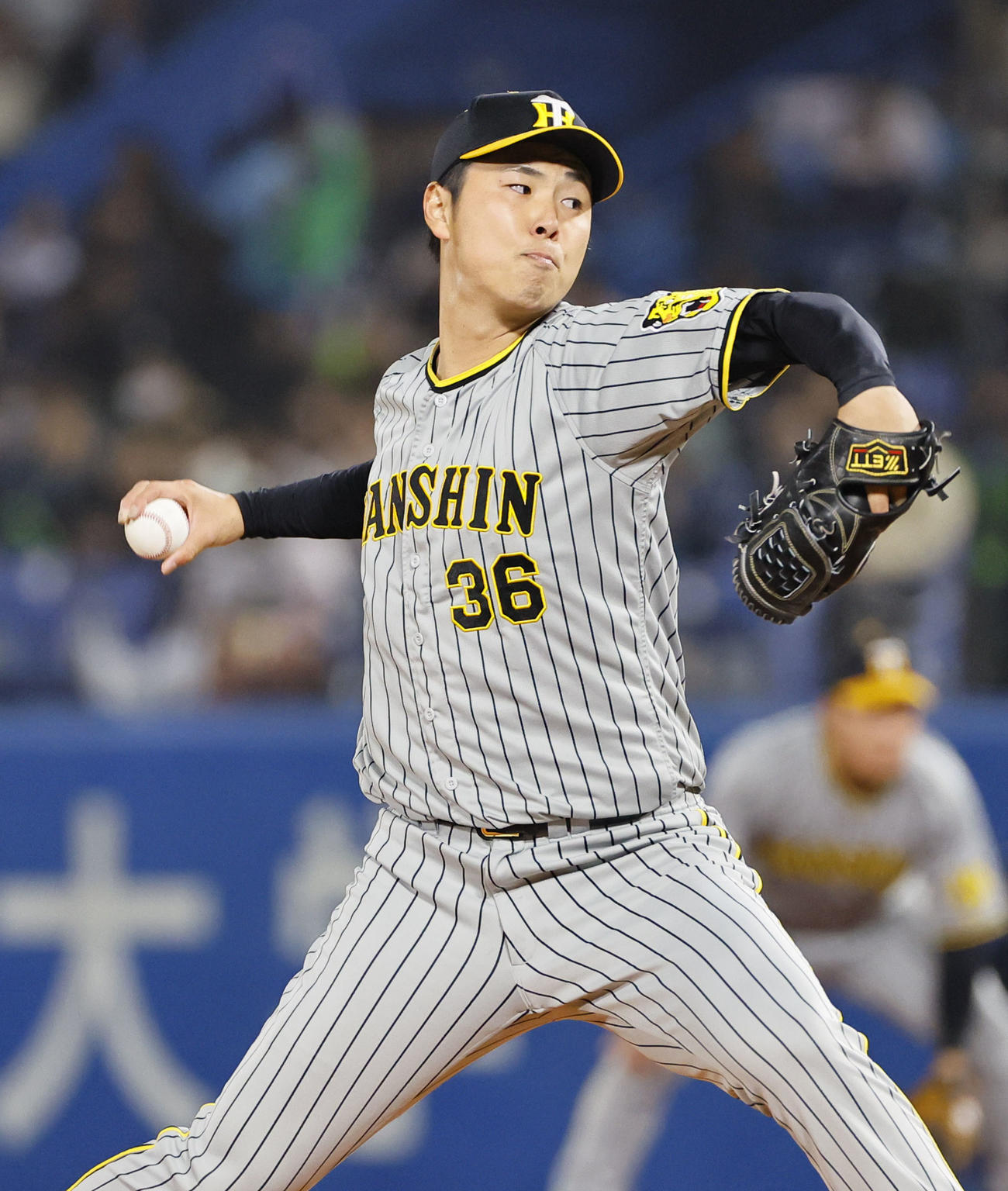 ヤクルト対阪神　8回、3番手で登板した浜地（撮影・藤尾明華）