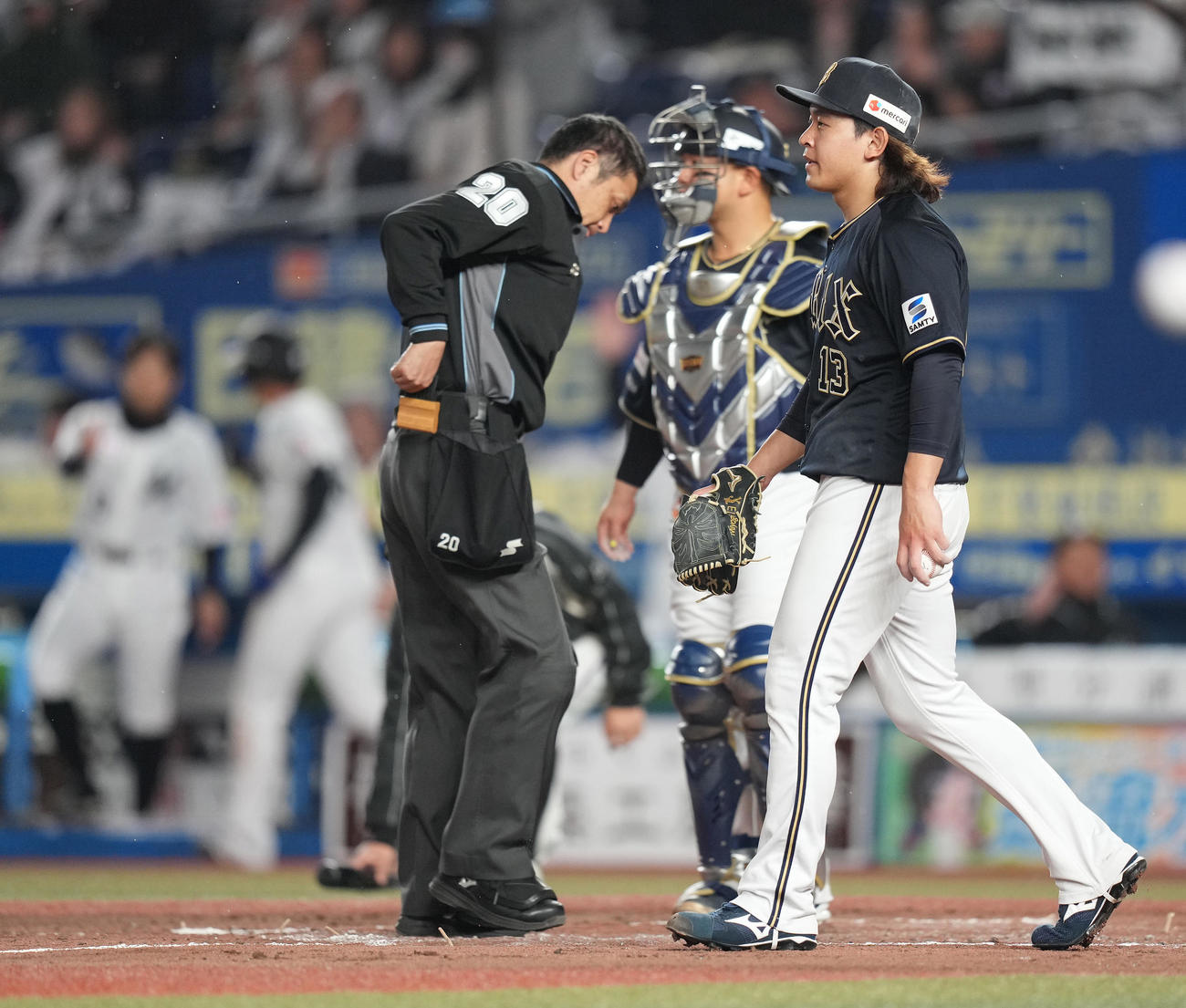 ロッテ対オリックス　4回裏ロッテ2死一塁、岡に先制の左適時二塁打を浴び、ぼうぜんとする宮城（右）（撮影・鈴木みどり）