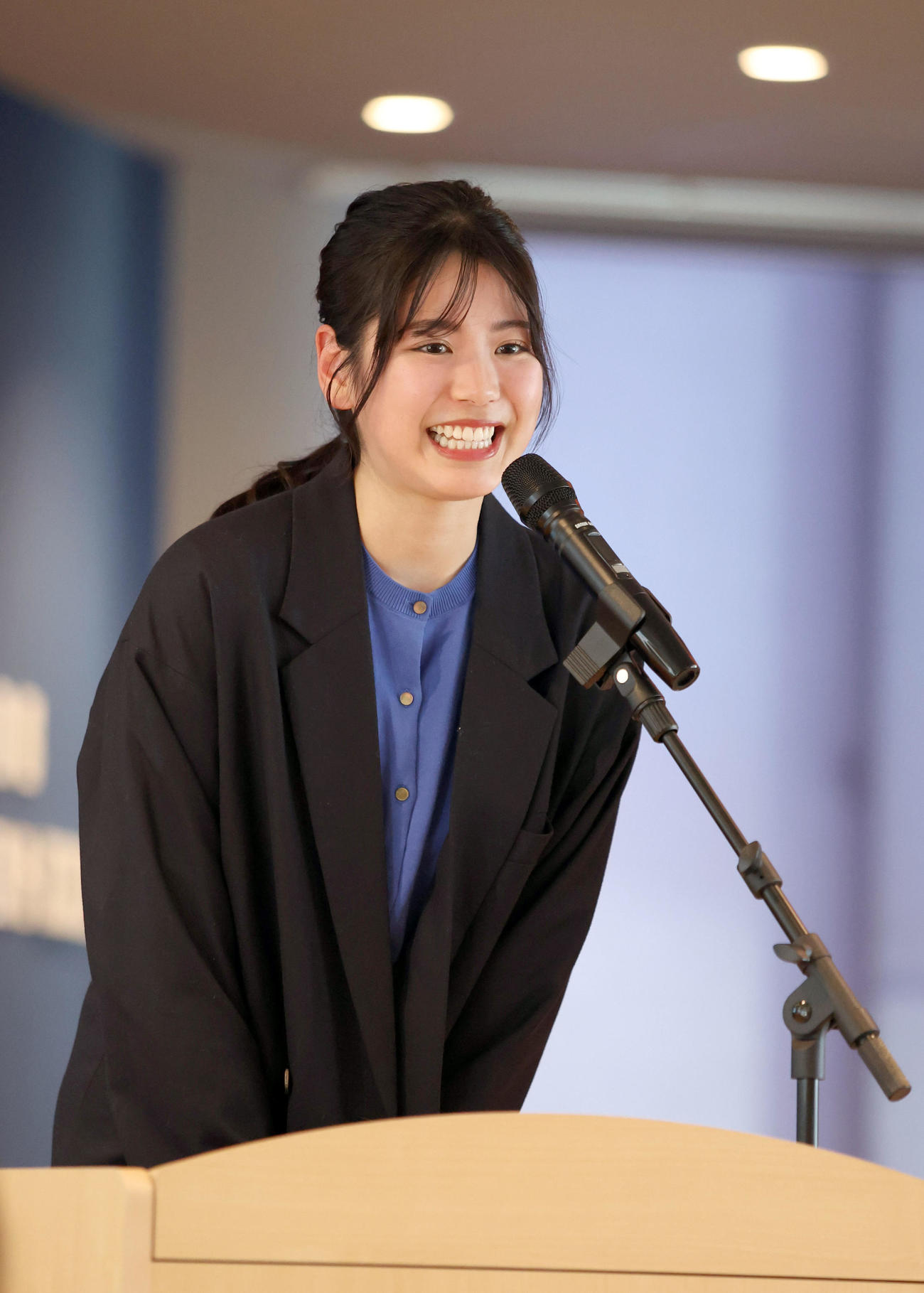 キッズラボボールパークこども園の入園式であいさつするFビレッジアンバサダーの滝谷美夢さん（撮影・佐藤翔太）
