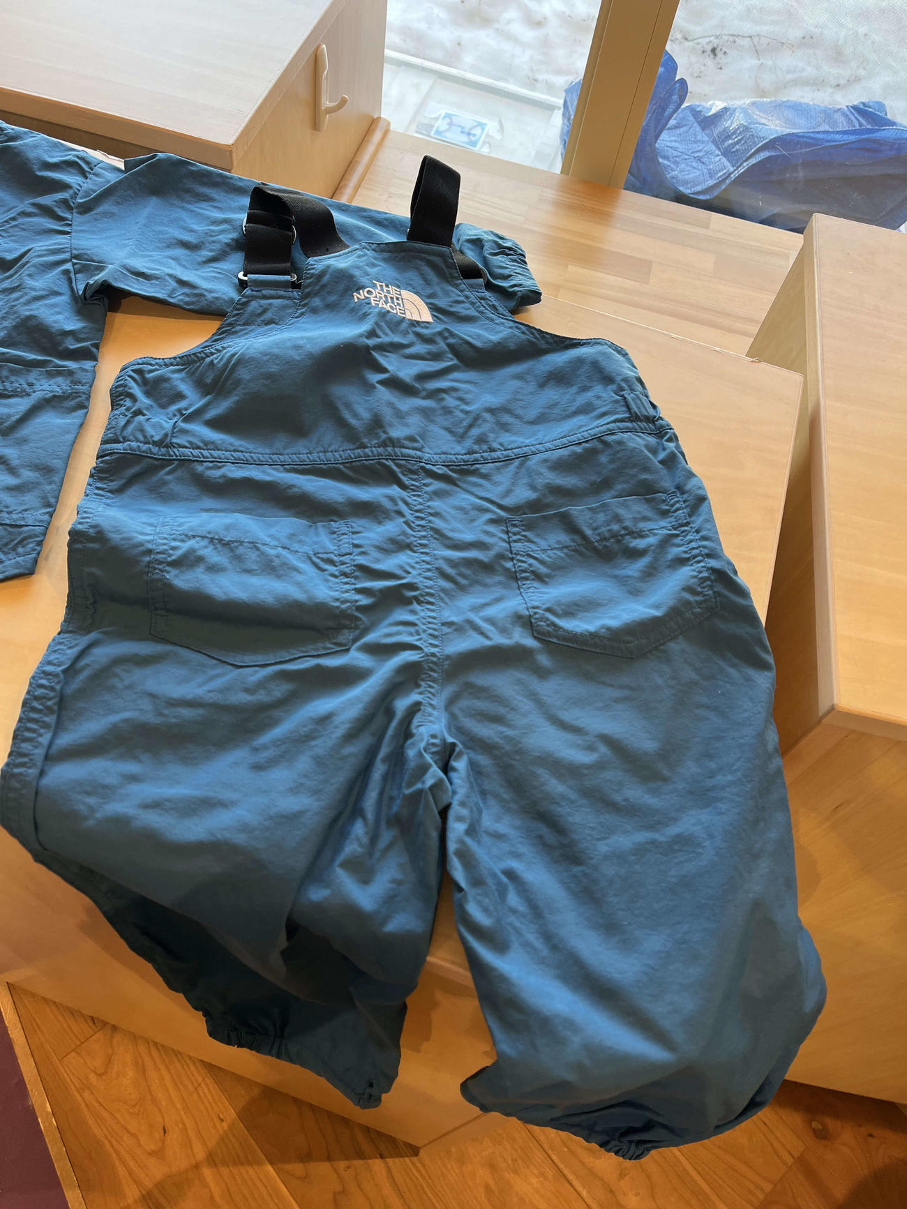 キッズラボボールパークこども園の子どもたちが着用する「ザ・ノース・フェイス」の制服（撮影・永野高輔）