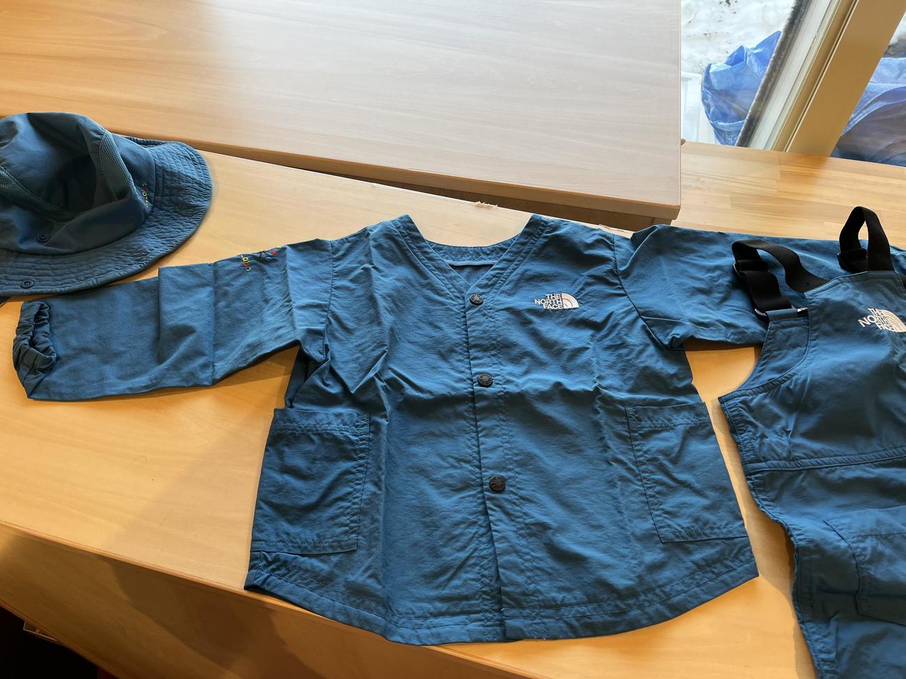 キッズラボボールパークこども園の子どもたちが着用する「ザ・ノース・フェイス」の制服（撮影・永野高輔）
