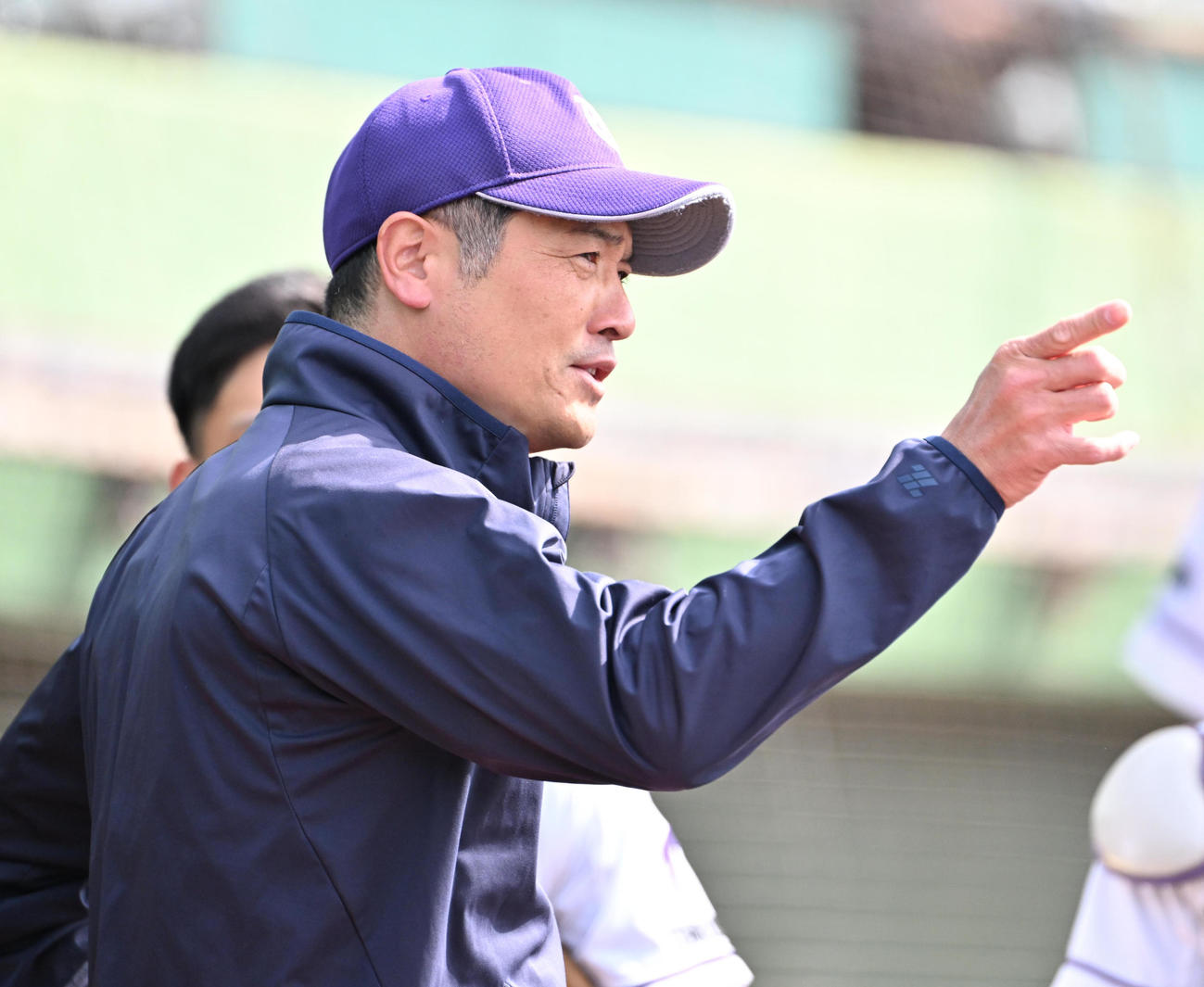 電通大対天理大　選手らに声をかける天理大の三幣寛志監督（撮影・石井愛子）