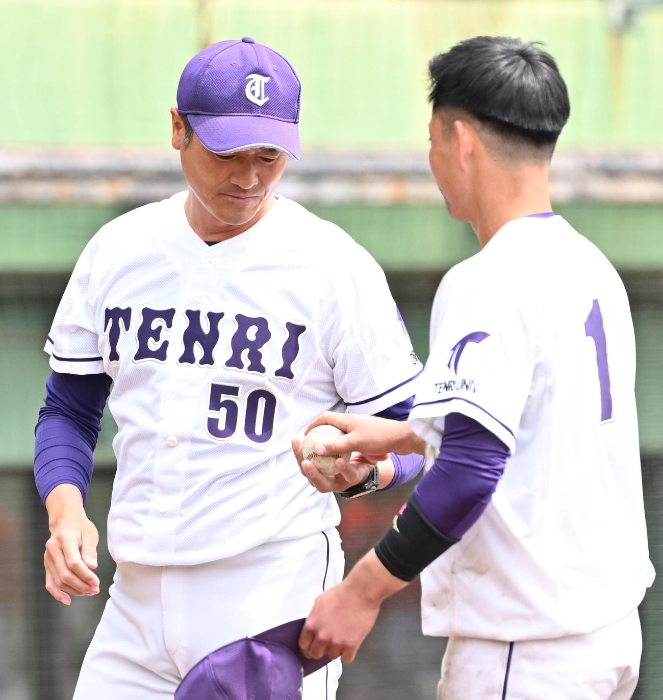 電通大対天理大　下林源太主将（右）からウイニングボールを受け取る三幣寛志監督（撮影・石井愛子）