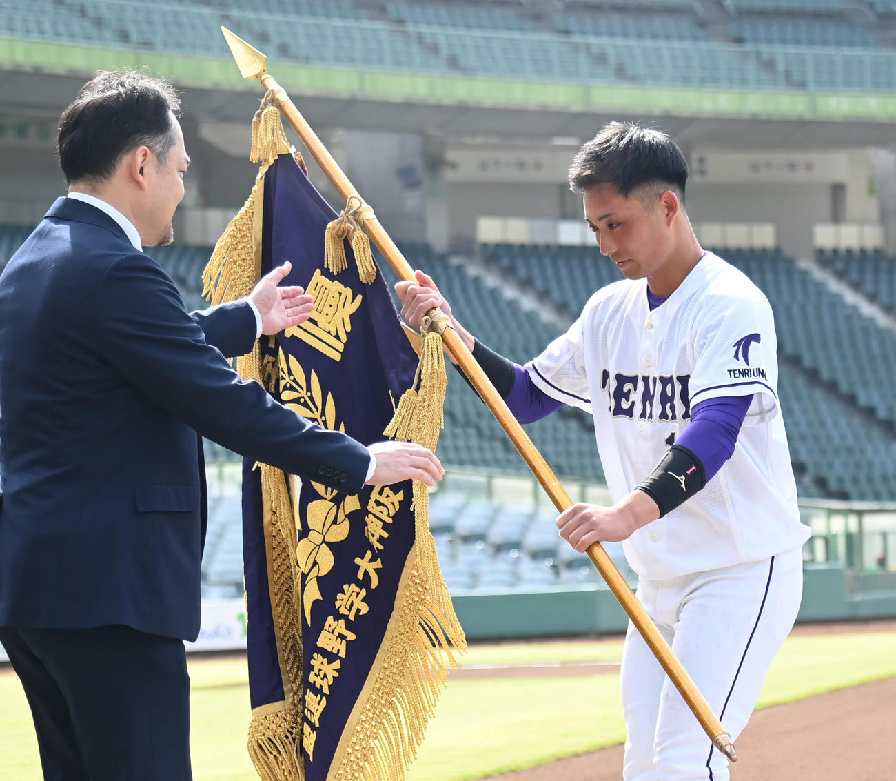 優勝旗を返還する天理大の下林源太主将（撮影・石井愛子）