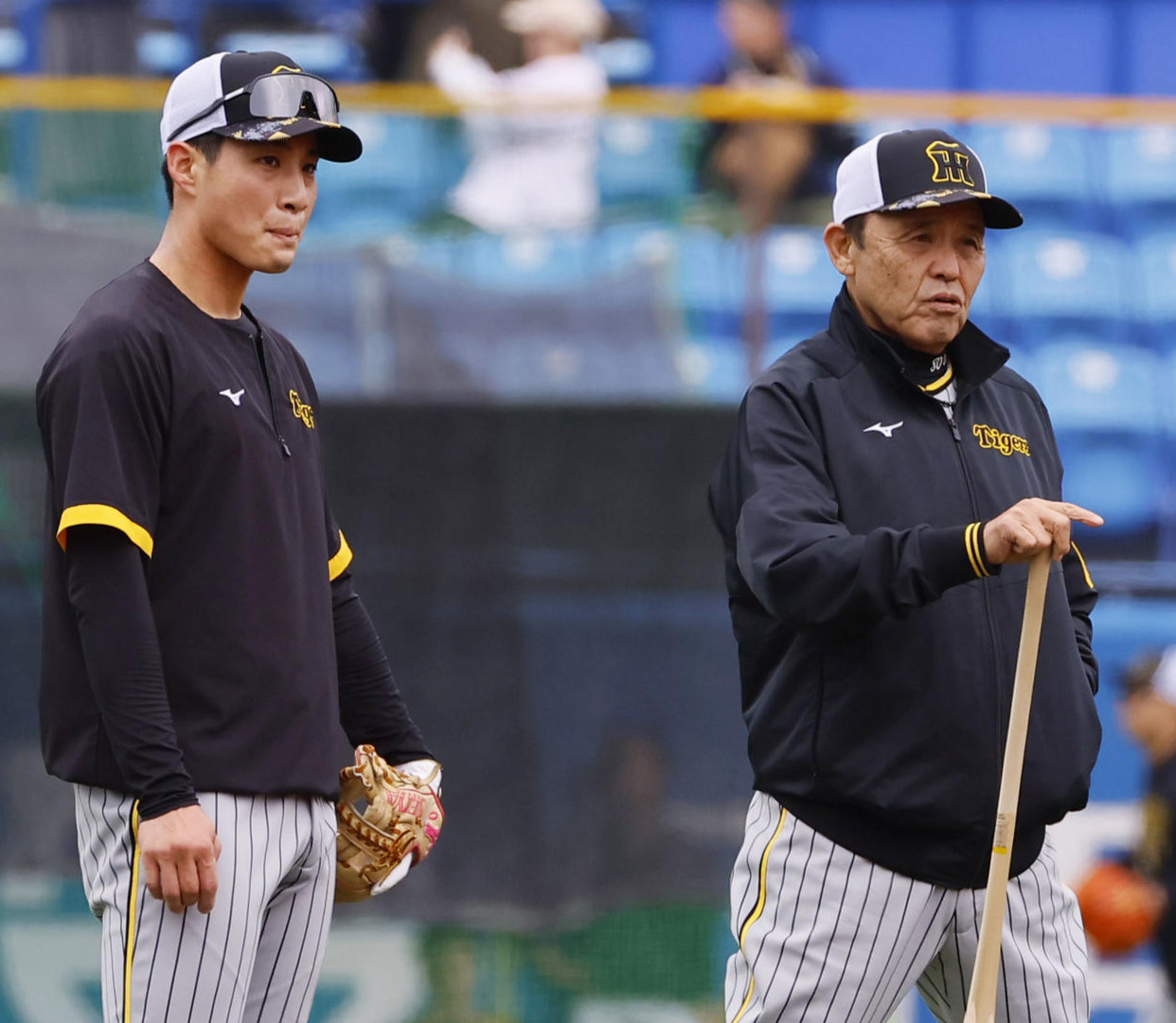 ヤクルト対阪神　木浪聖也（左）と話をする阪神岡田監督（撮影・藤尾明華）