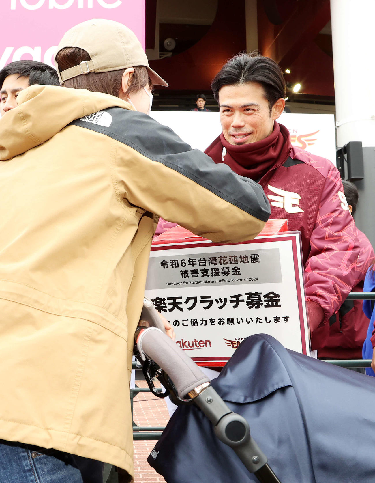 「令和6年台湾花蓮地震被害支援募金」活動する楽天今江監督（撮影・鈴木正人）
